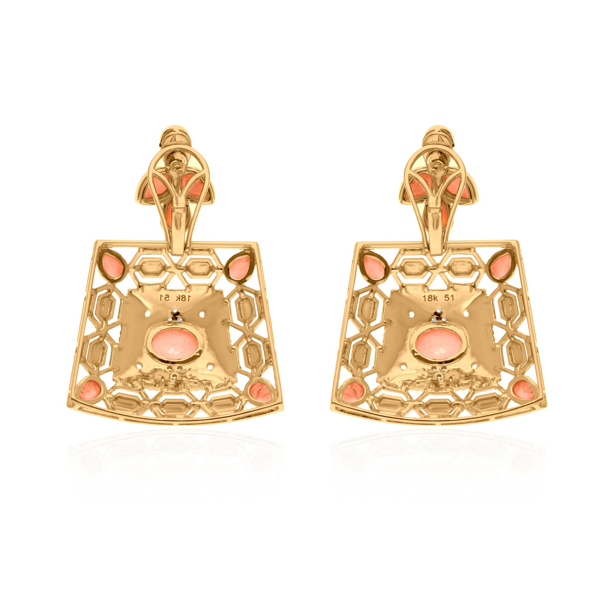 Diese exquisiten Ohrringe aus 14-karätigem Gold sind mit 5,26 Karat Korallensteinen und 0,16 Karat funkelnden Diamanten besetzt.

FOLLOW SPECTRUM JEWELS Storefront, um die neueste Collection'S und exklusive Stücke zu sehen. Spectrum Jewels ist stolz