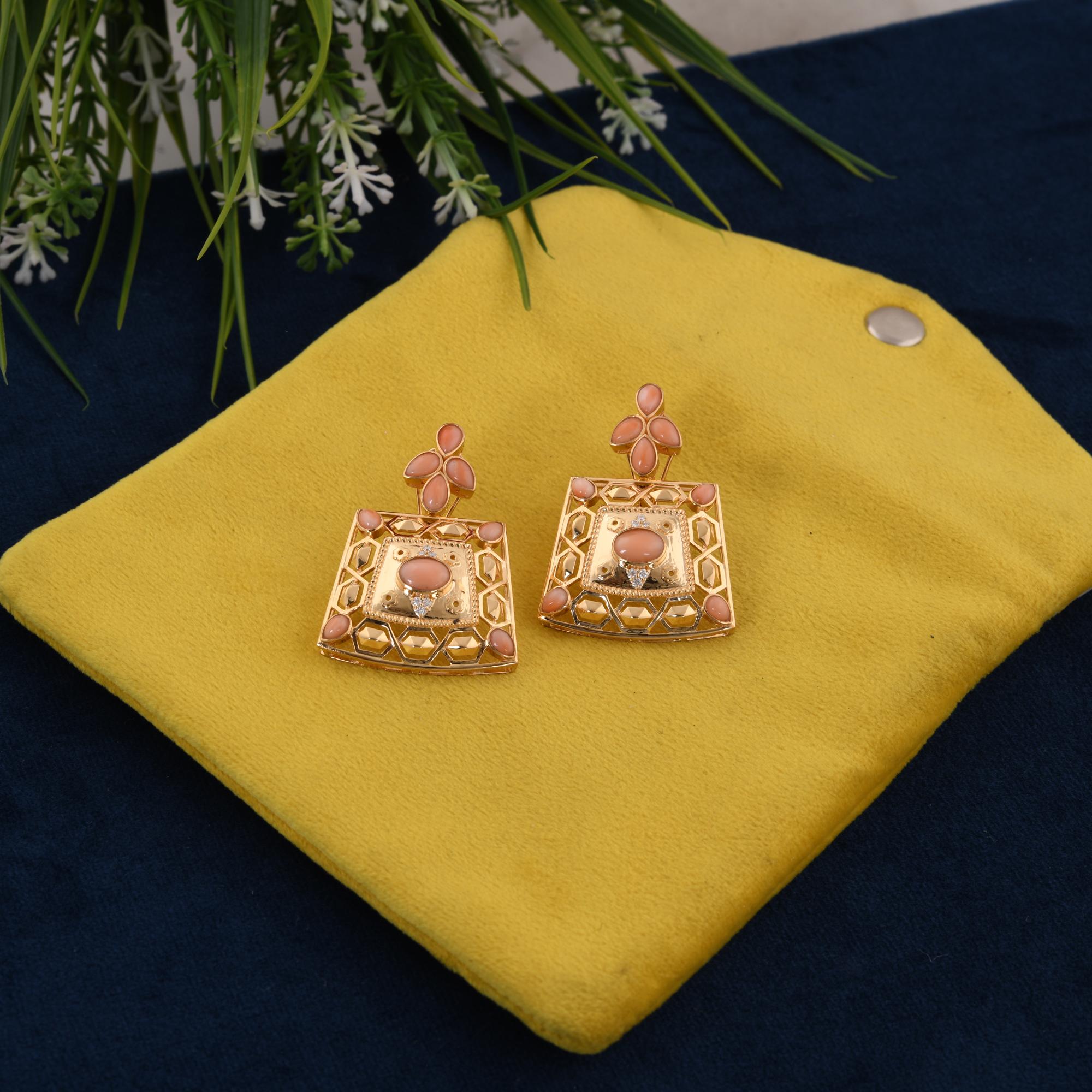 Natürliche Koralle Edelstein Ohrringe SI/H Diamant 14 Karat Gelbgold Schmuck (Tropfenschliff) im Angebot