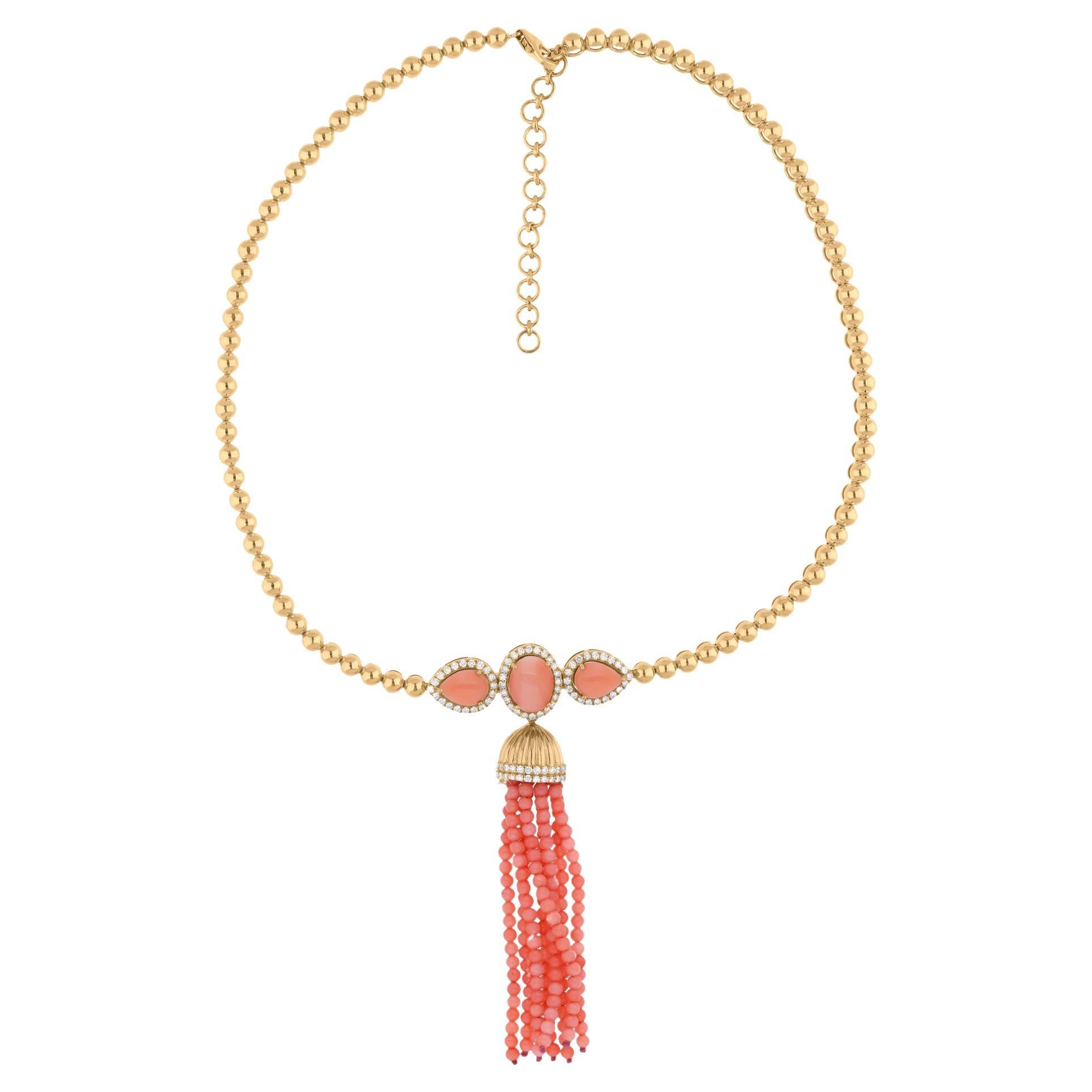 Collier pendentif à pavé de diamants en or jaune 18 carats avec corail naturel et pierres précieuses en vente
