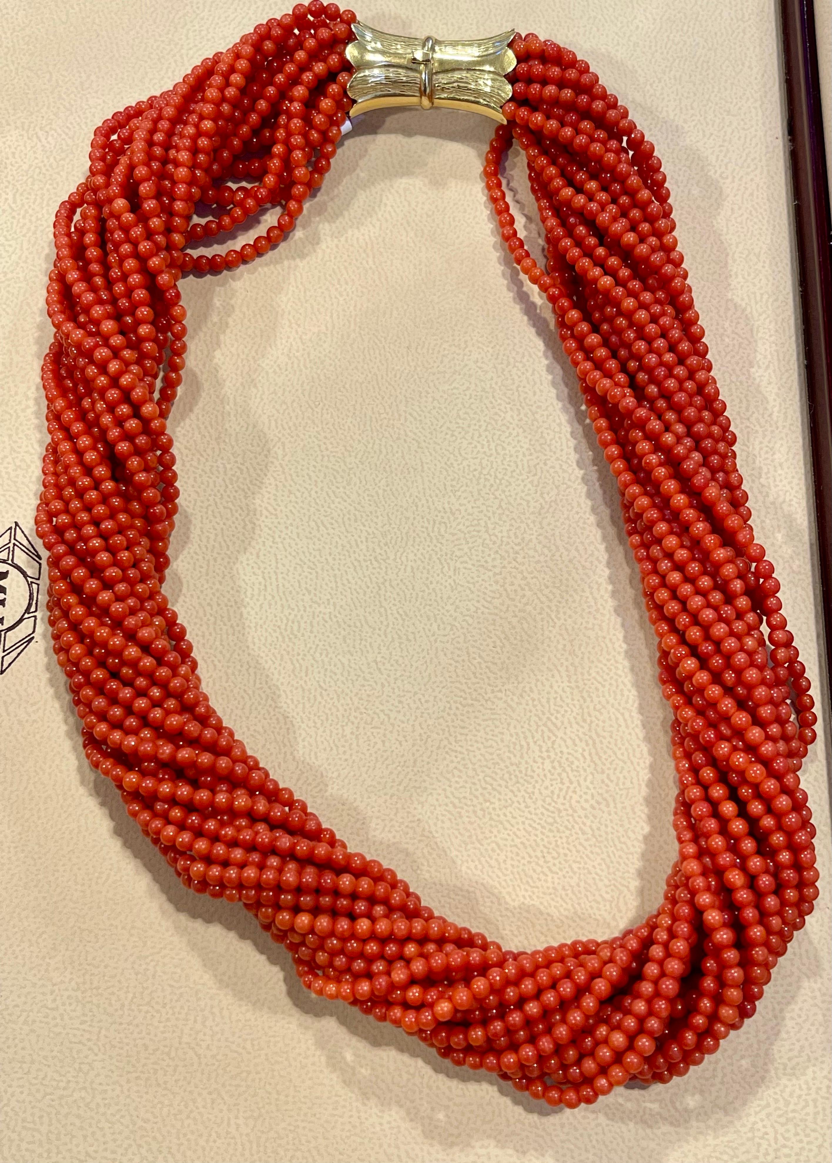 Collier de perles à plusieurs couches de corail naturel en or jaune 18 carats avec fermoir, ancienne propriété en vente 6