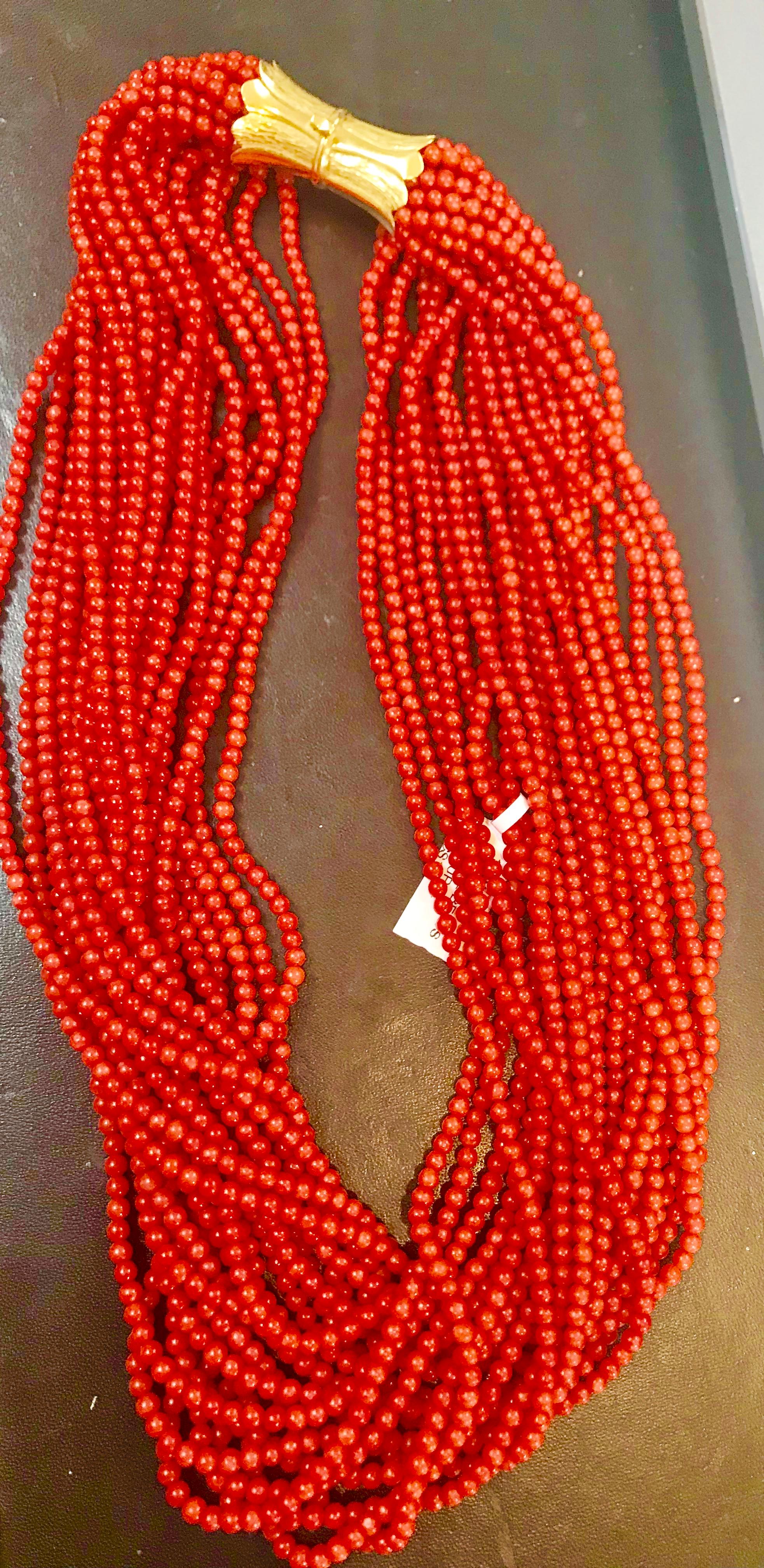  Natural Coral Multi Layer Bead Necklace 18 Karat  Yellow Gold Clasp Estate.
21 layers of Natural Coral Beads
Very hard to find coral pieces now 
Gold: 18 carat Yellow  Gold 26 Grams

Please look at all the pictures
Its very hard to capture the true