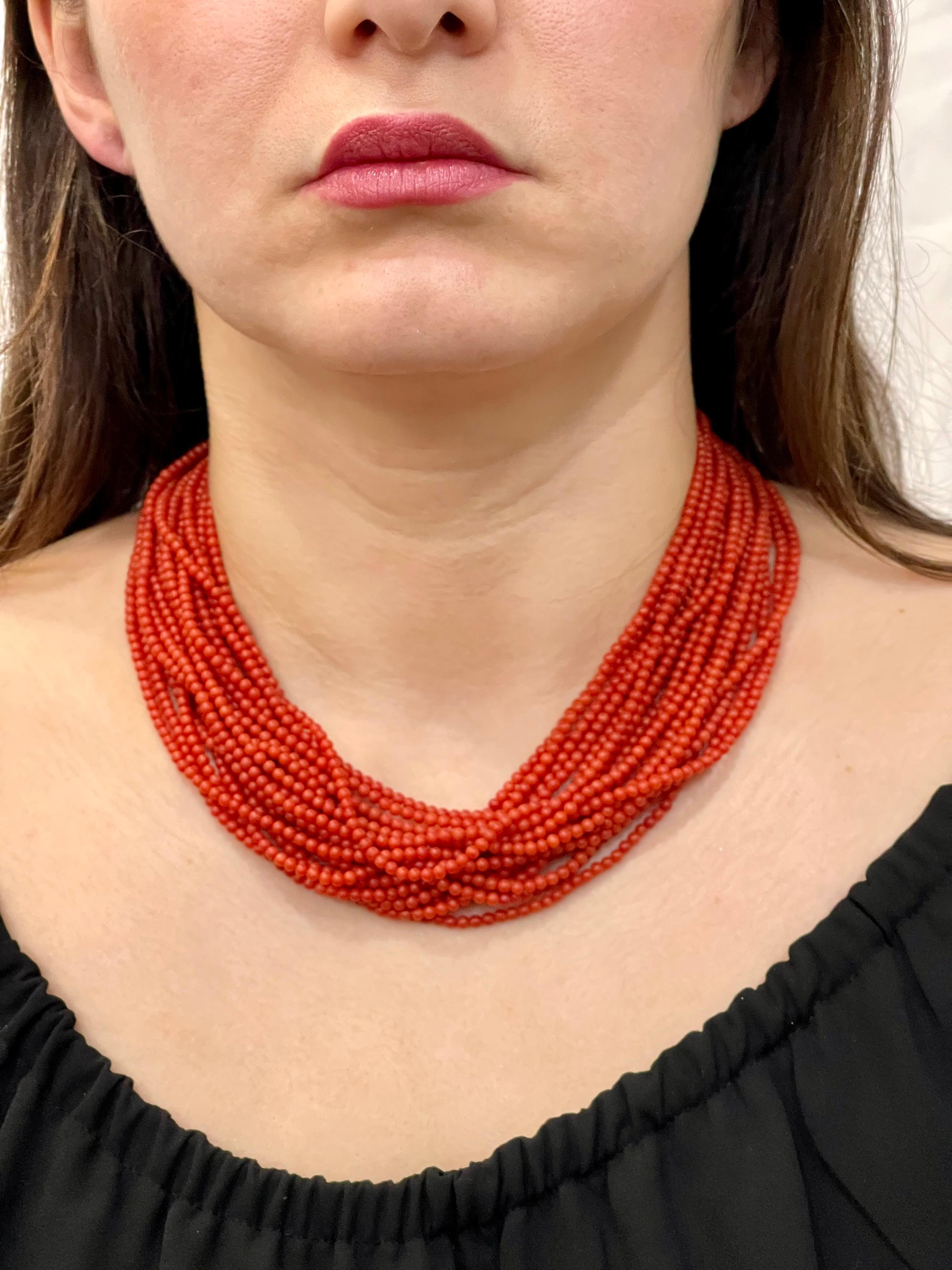 Collier de perles à plusieurs couches de corail naturel en or jaune 18 carats avec fermoir, ancienne propriété en vente 4