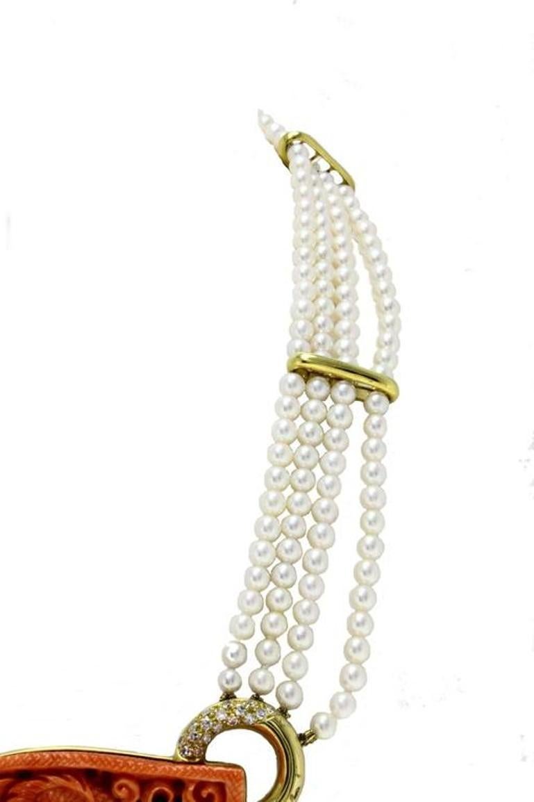 Halskette aus Gelbgold mit gravierter roter Koralle, weißen Perlenreihen und Diamanten (Retro) im Angebot