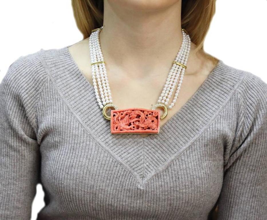 Halskette aus Gelbgold mit gravierter roter Koralle, weißen Perlenreihen und Diamanten im Zustand „Gut“ im Angebot in Marcianise, Marcianise (CE)
