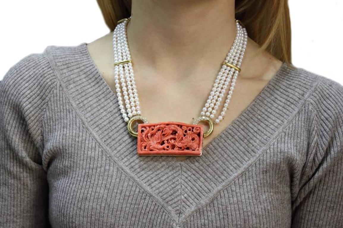 Halskette aus Gelbgold mit gravierter roter Koralle, weißen Perlenreihen und Diamanten Damen im Angebot