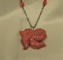 Collana con ciondolo a forma di stella di corallo naturale in oro bianco 18 Kt con diamanti 0,40 Ct