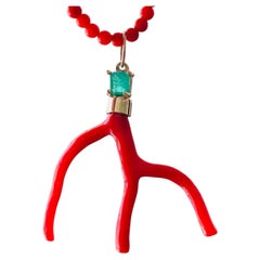Colgante de Coral Natural con Esmeralda y Oro de 14k