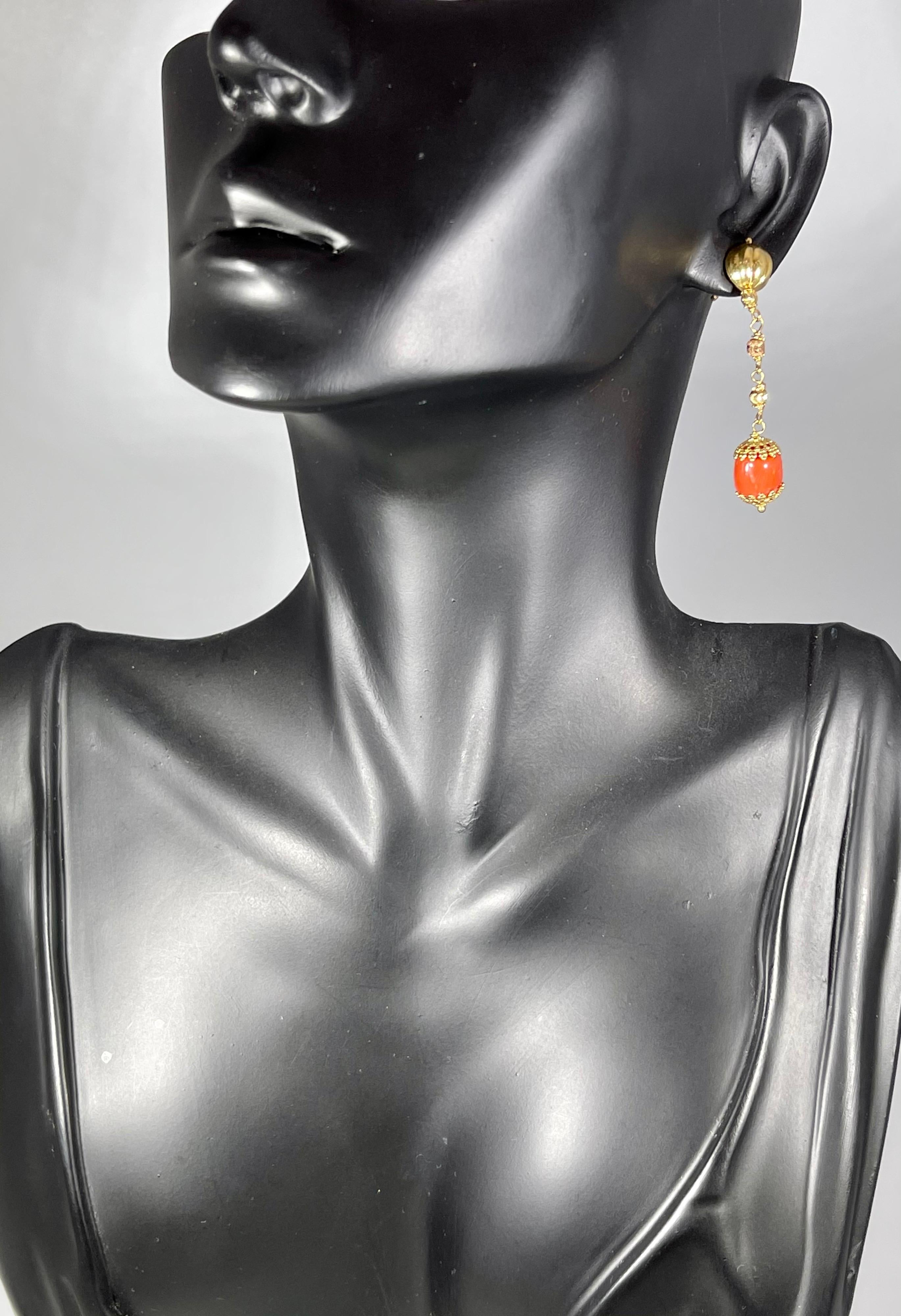 Einfacher hängender / baumelnder Ohrring aus 18 Karat Gelbgold mit natürlicher Koralle Damen im Angebot