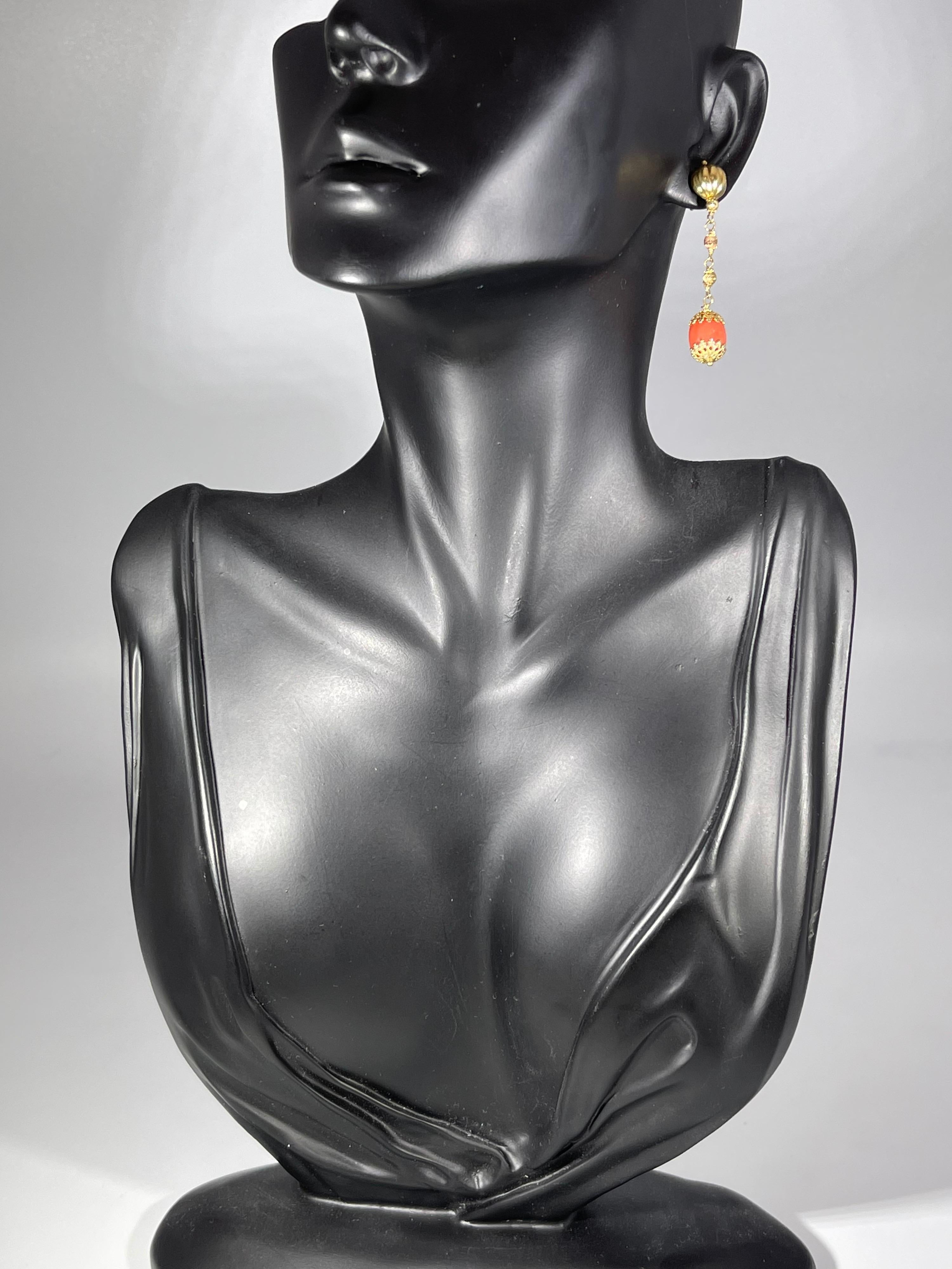 Boucles d'oreilles pendantes simples en or jaune 18 carats et corail naturel en vente 4