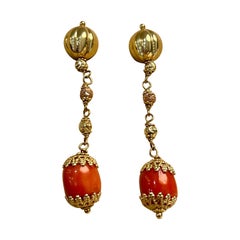 Boucles d'oreilles pendantes simples en or jaune 18 carats et corail naturel