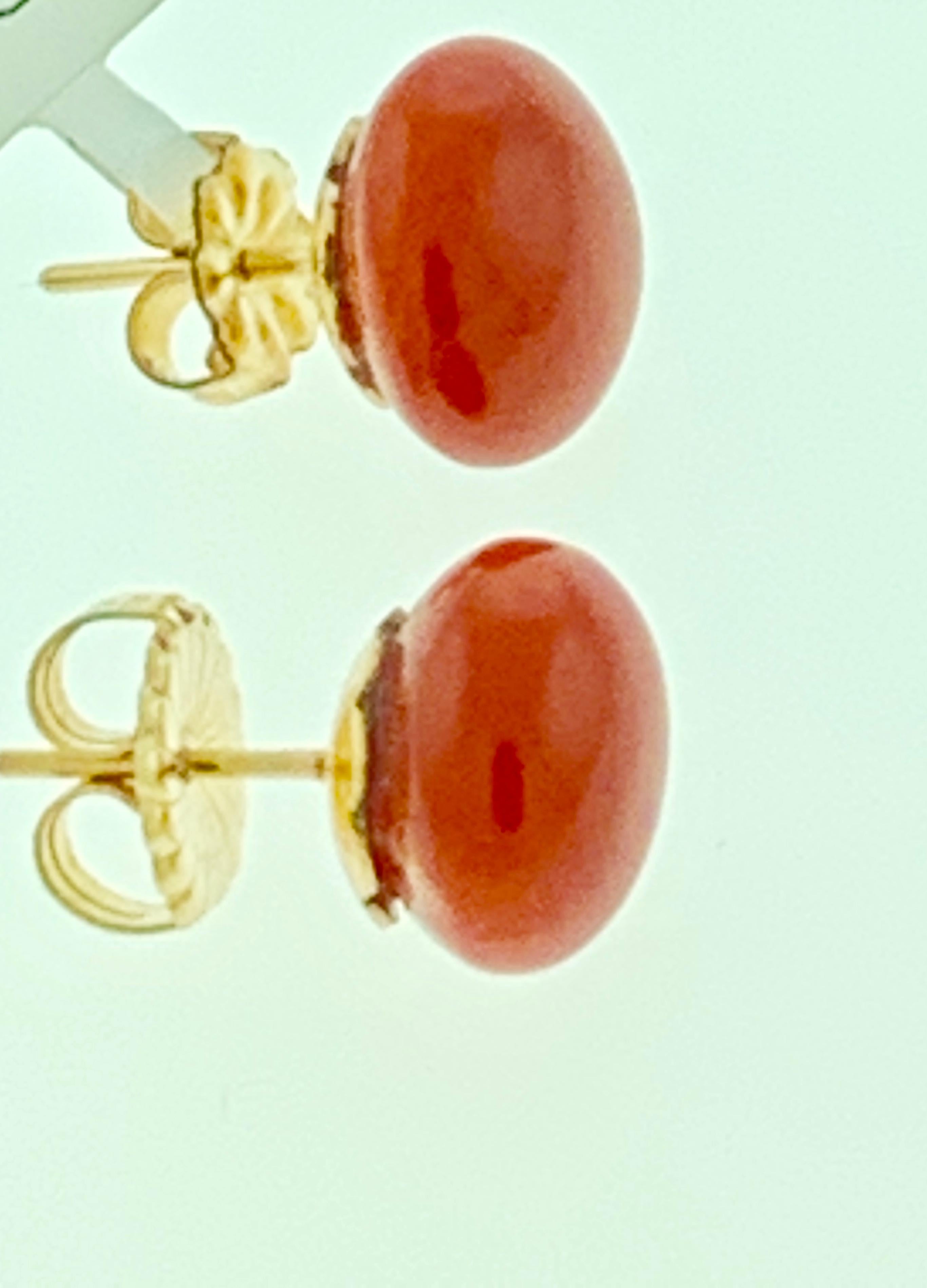 Natural Coral Simple Stud Earring in 18 Karat Yellow Gold In Excellent Condition For Sale In New York, NY
