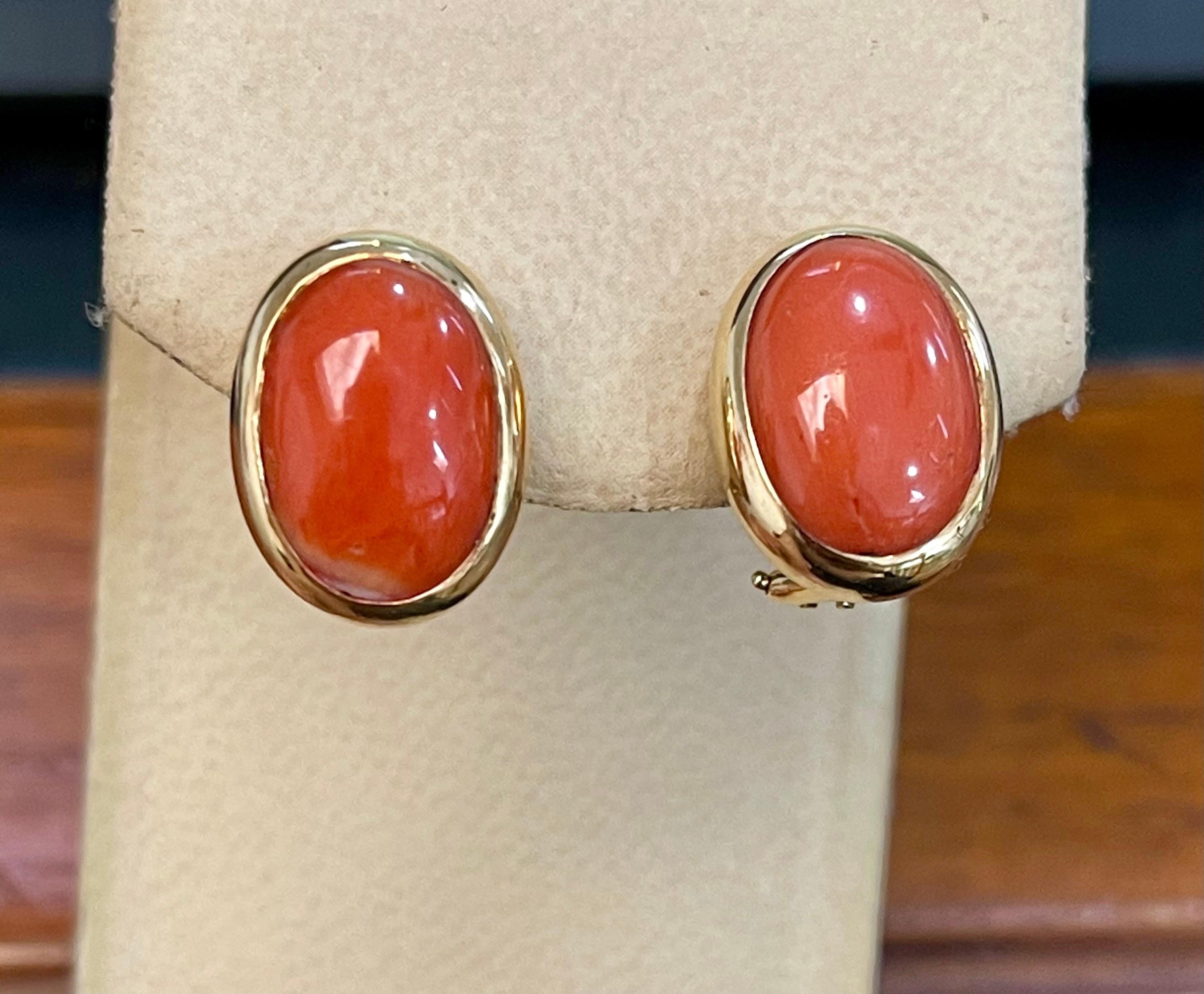  Natural Coral Simple Stud Earring in 14 Karat Yellow Gold 10 X 13 MM
 Coral Natural , Very Red/Tomato color , Very desirable color and quality. Approximately 10 x 13 mm
perfect pair made in 14 Karat yellow gold. Natural coral of this size are hard