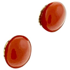 Clous d'oreilles simples en or jaune 18 carats et corail naturel