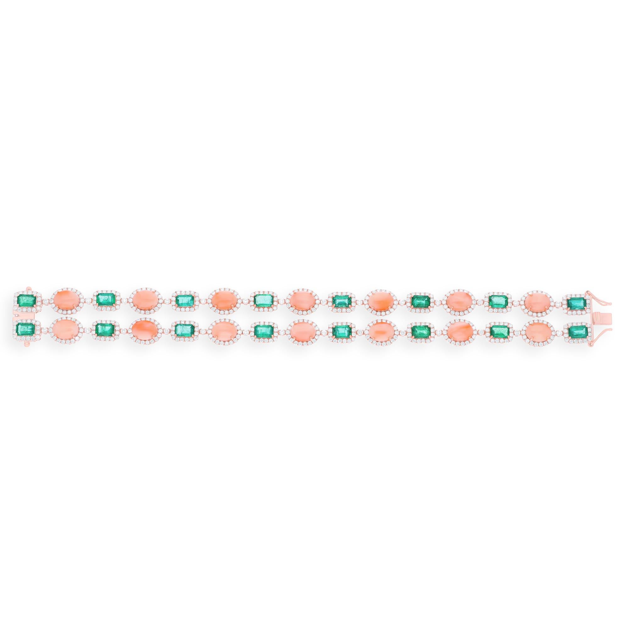Coulés dans de l'or 18 carats, ces bracelets exquis sont sertis d'émeraudes zambiennes de 8,85 carats, de coraux de 18,45 carats et de diamants étincelants de 5,85 carats.

Suivez la vitrine de Spectrum Jewels pour découvrir la dernière collection