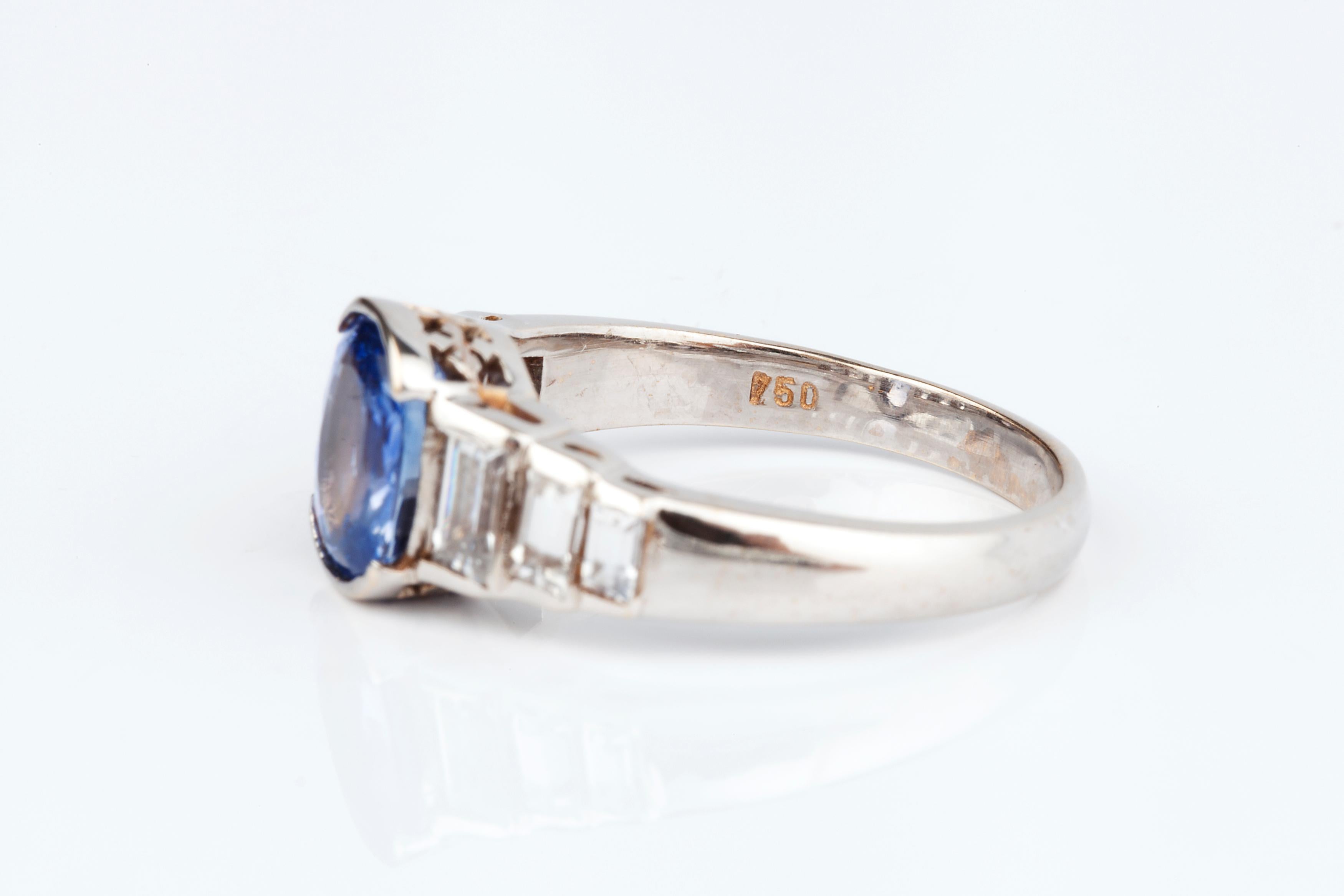 Modern Natural Cornflower Blue Ceylon Sapphire and Diamond Ring For Sale