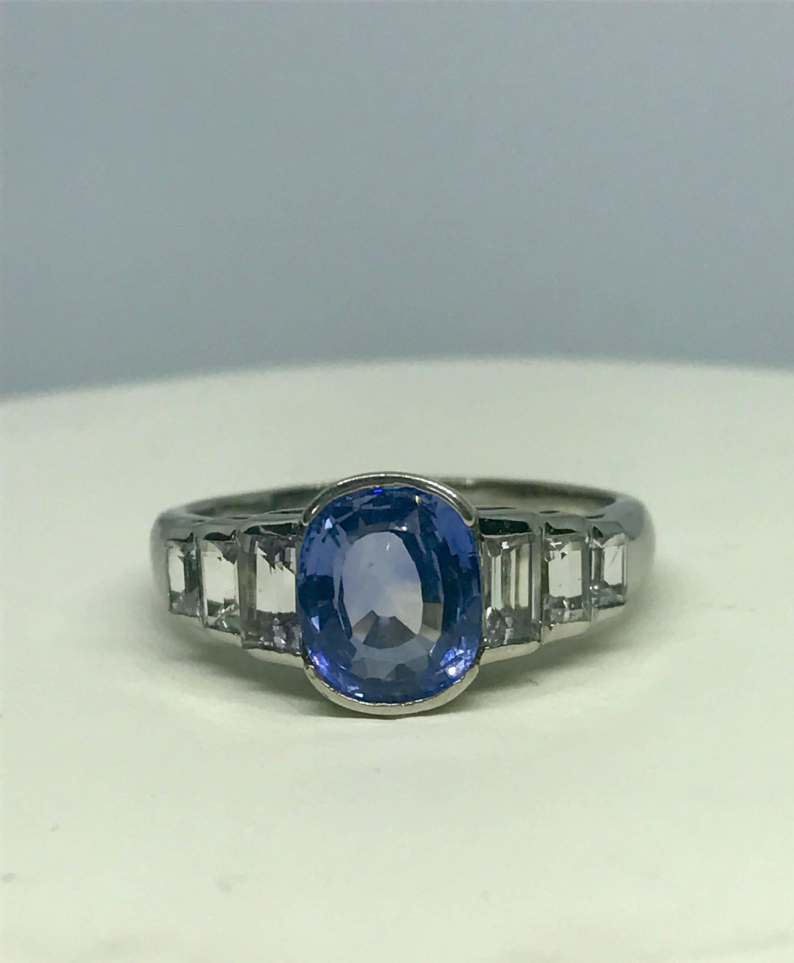 Natural Cornflower Blue Ceylon Sapphire and Diamond Ring In Excellent Condition For Sale In Oxford, GB