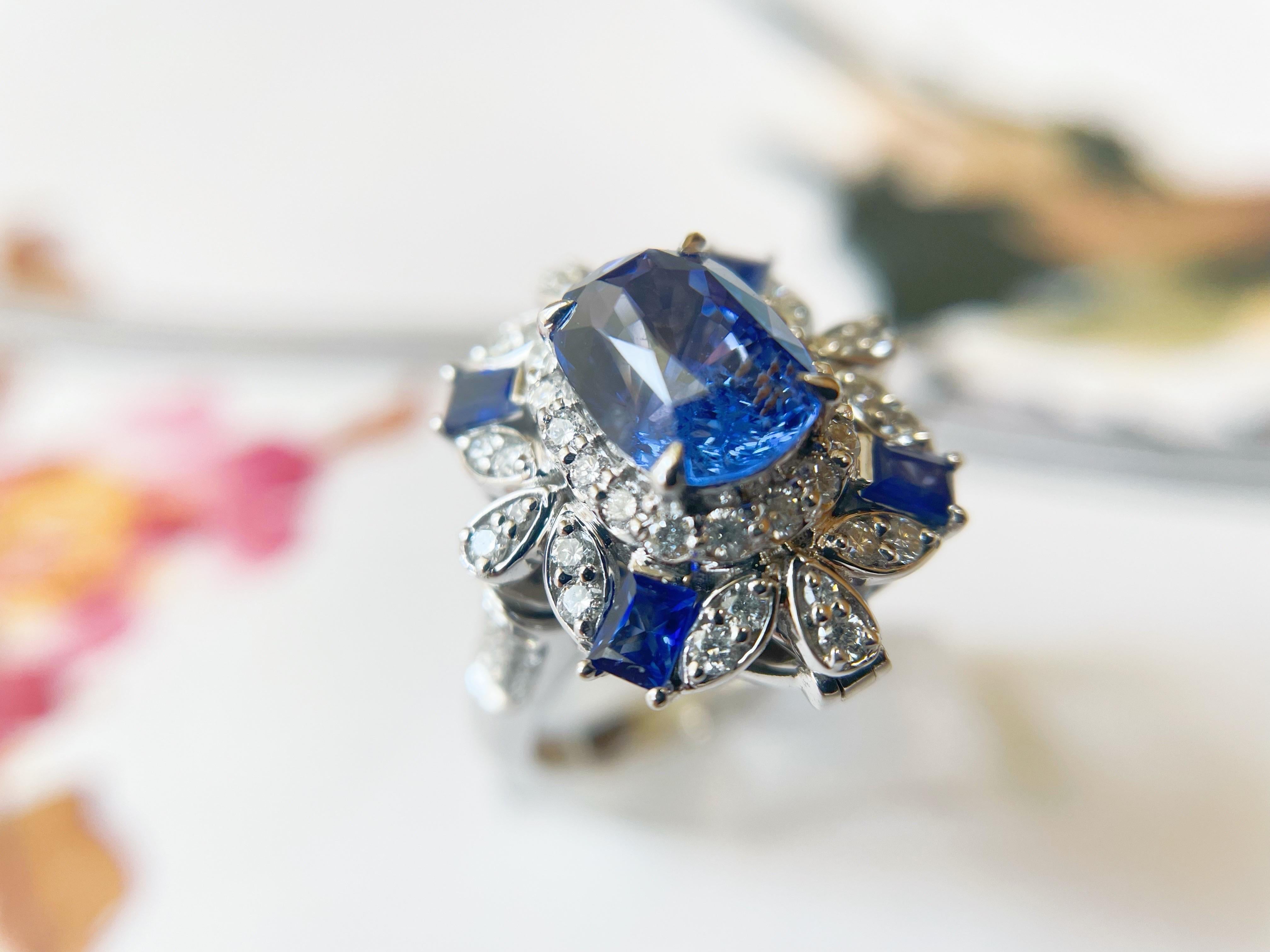 Ring und Anhänger mit natürlichem kornblumenblauem Saphir aus 18 Karat Weißgold und Diamanten im Angebot 4