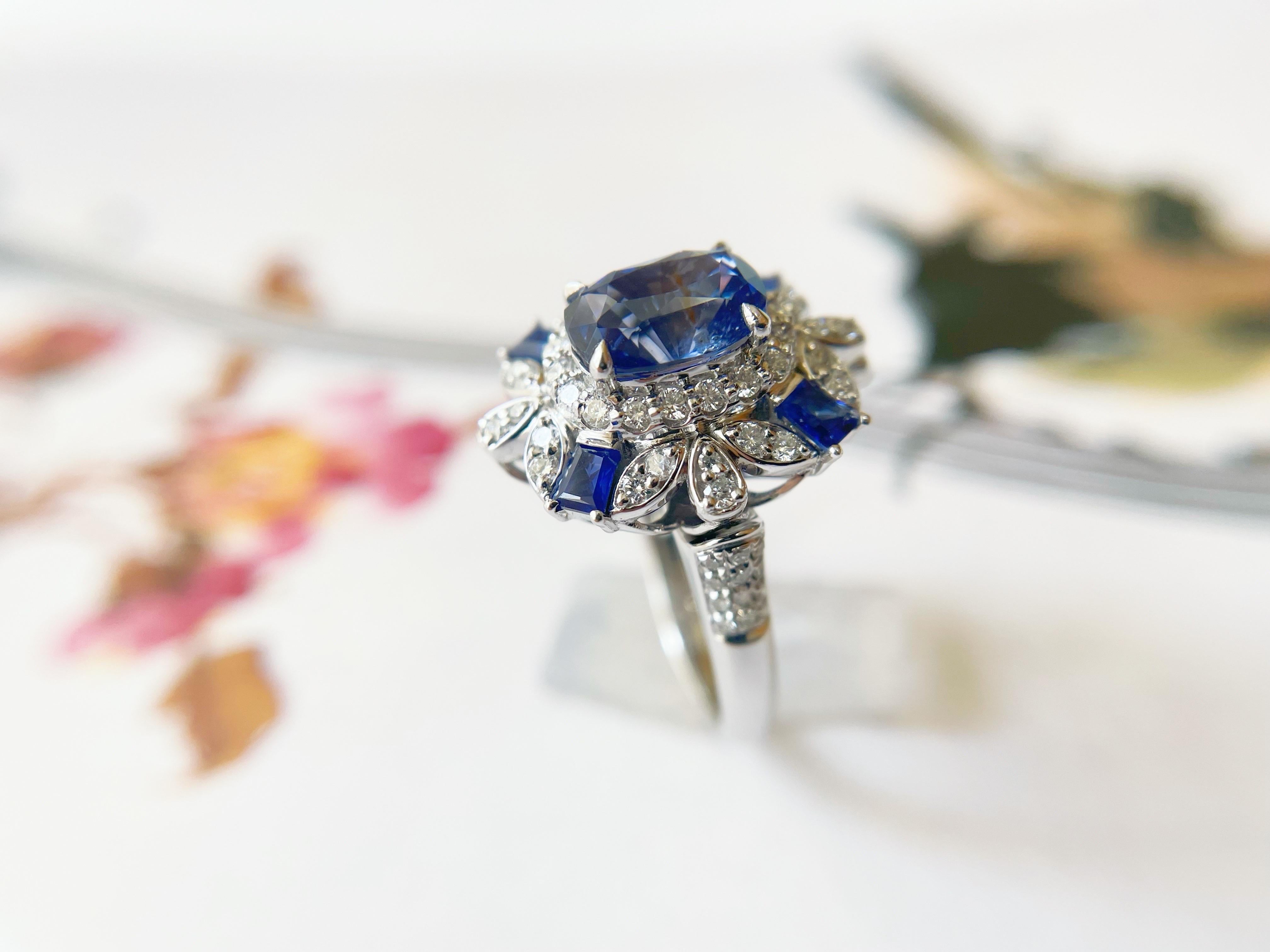 Ring und Anhänger mit natürlichem kornblumenblauem Saphir aus 18 Karat Weißgold und Diamanten im Angebot 9