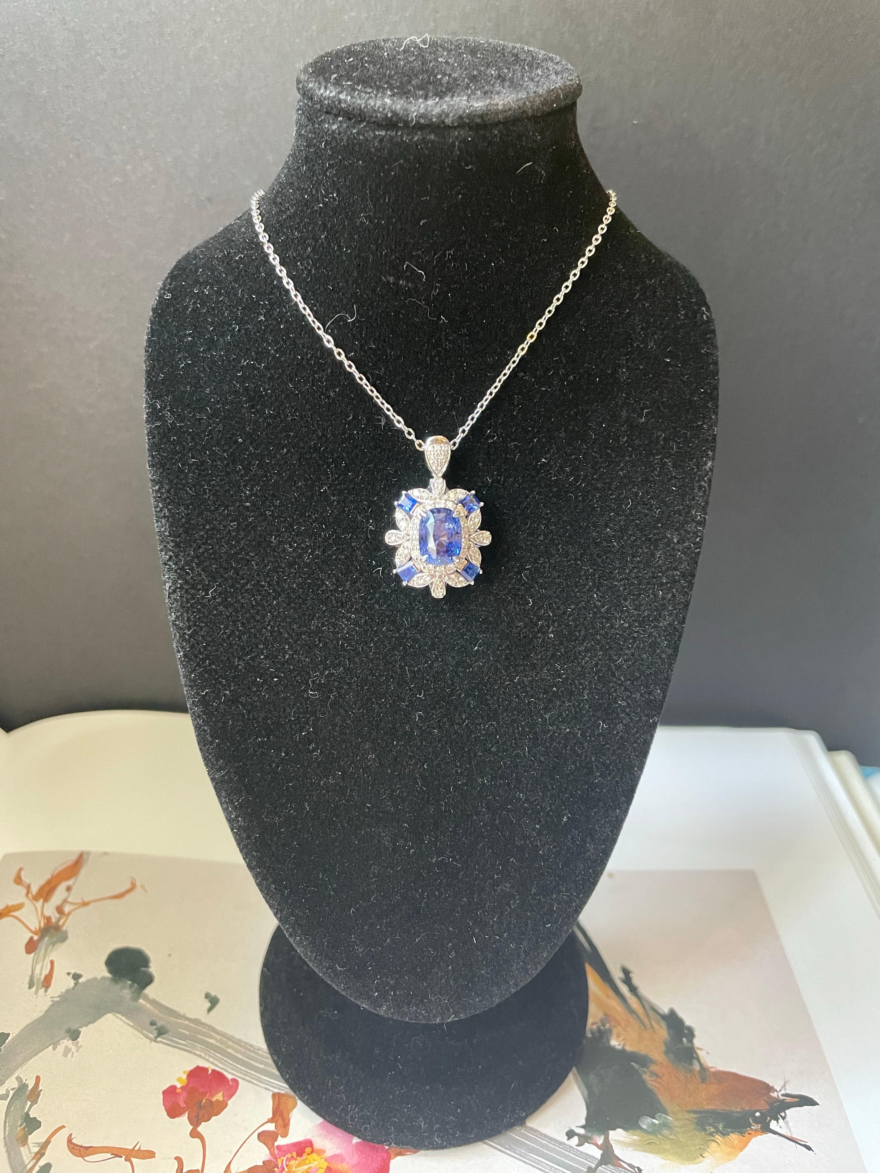 Ring und Anhänger mit natürlichem kornblumenblauem Saphir aus 18 Karat Weißgold und Diamanten im Angebot 11