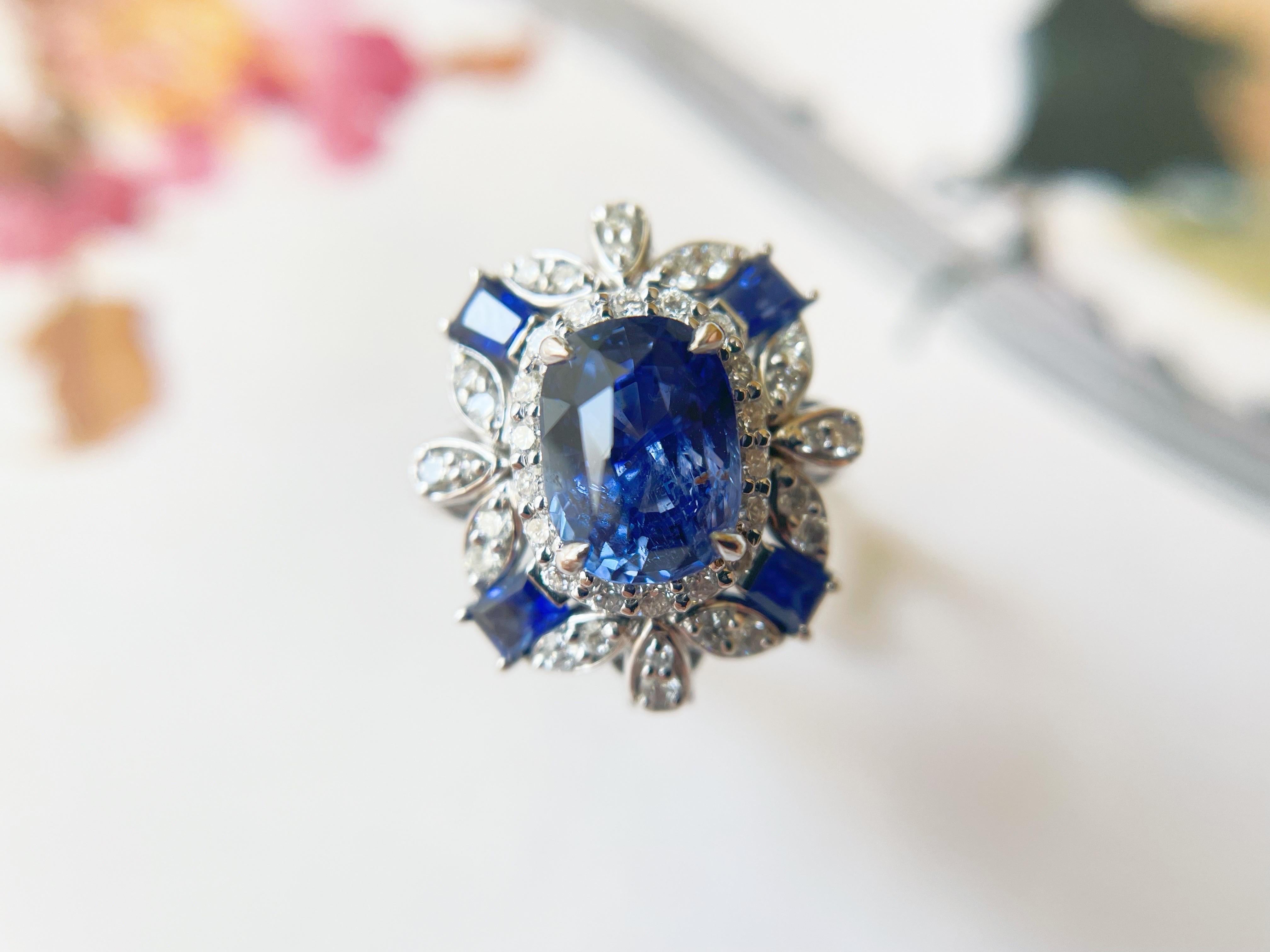 Erleben Sie die zeitlose Schönheit dieses atemberaubenden kornblumenblauen Saphirs von über 2 Karat, besetzt mit blauen Brillantsaphiren und Diamanten. Dieses individuell gestaltete Set aus Ring und Anhänger zeichnet sich durch ein elegantes,