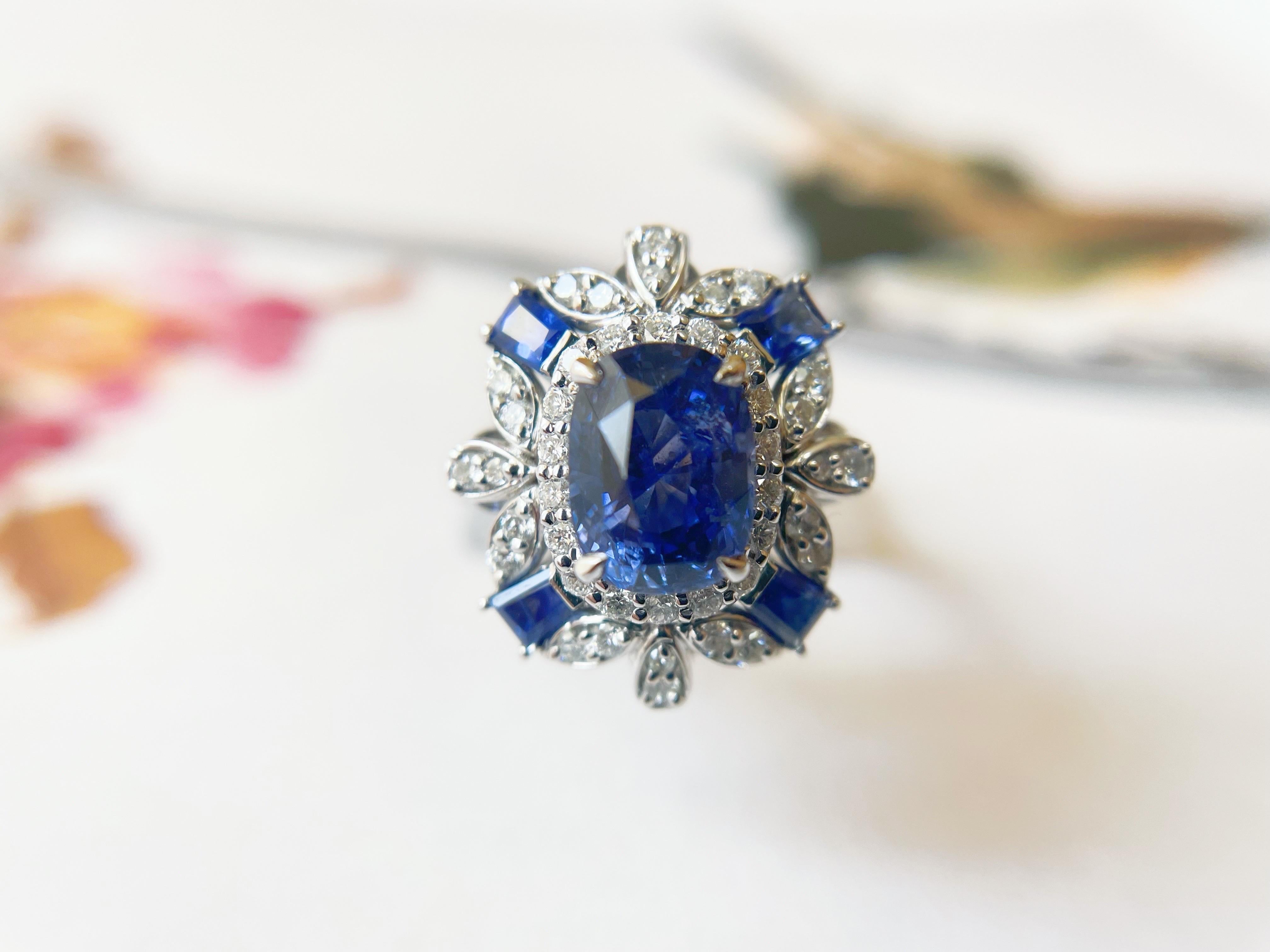 Ring und Anhänger mit natürlichem kornblumenblauem Saphir aus 18 Karat Weißgold und Diamanten (Kissenschliff) im Angebot