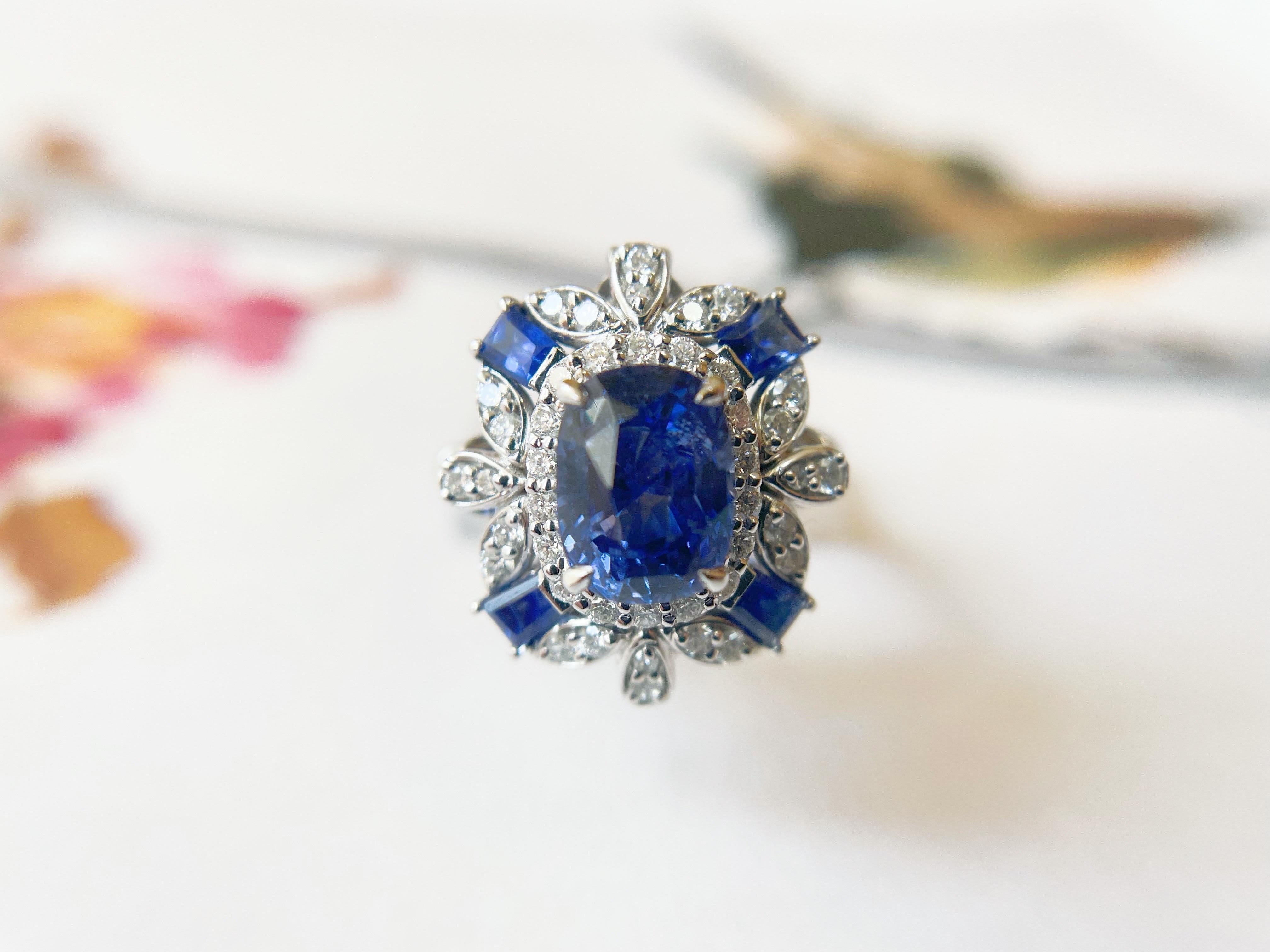 Ring und Anhänger mit natürlichem kornblumenblauem Saphir aus 18 Karat Weißgold und Diamanten im Angebot 1