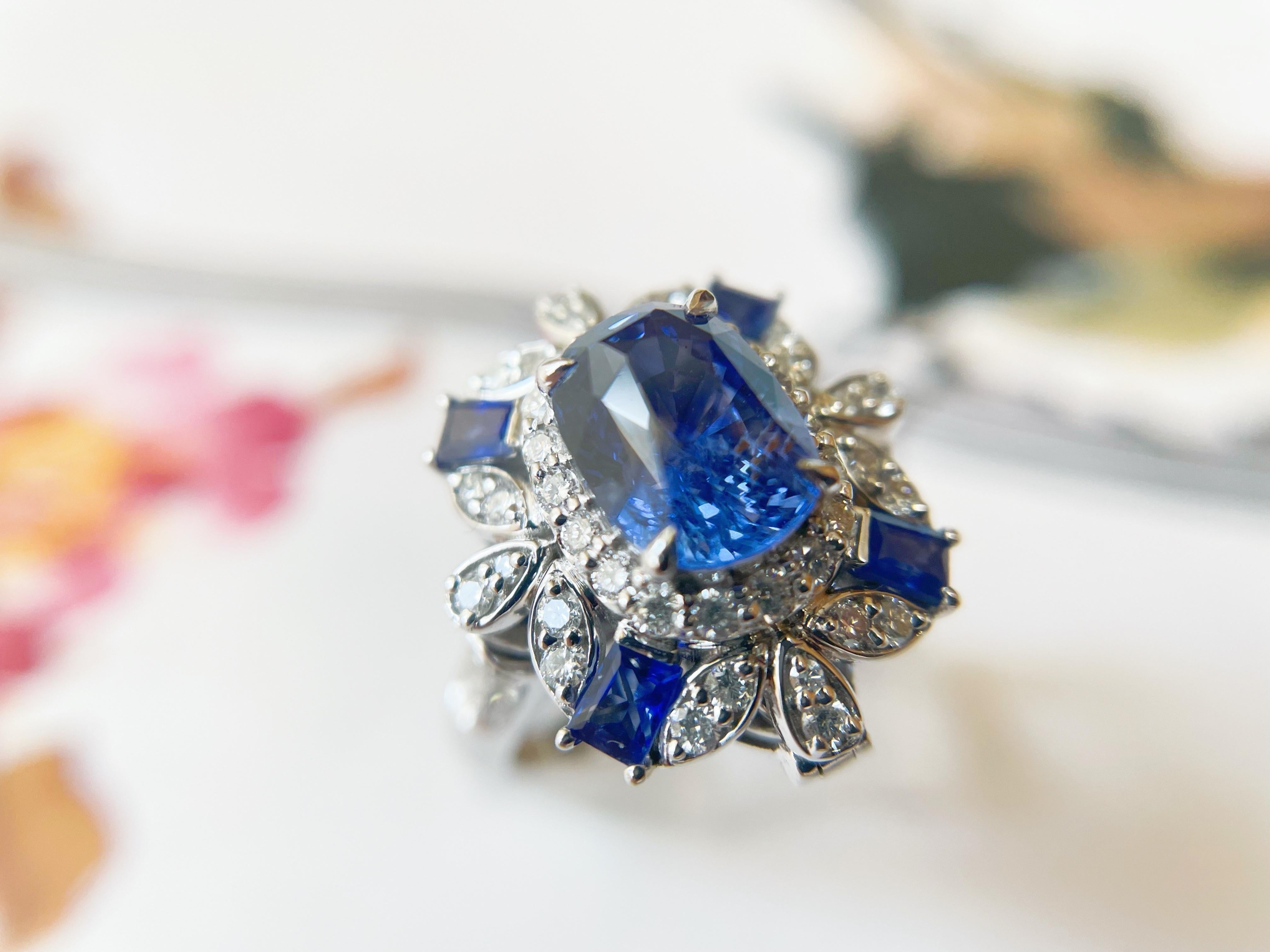 Ring und Anhänger mit natürlichem kornblumenblauem Saphir aus 18 Karat Weißgold und Diamanten im Angebot 3