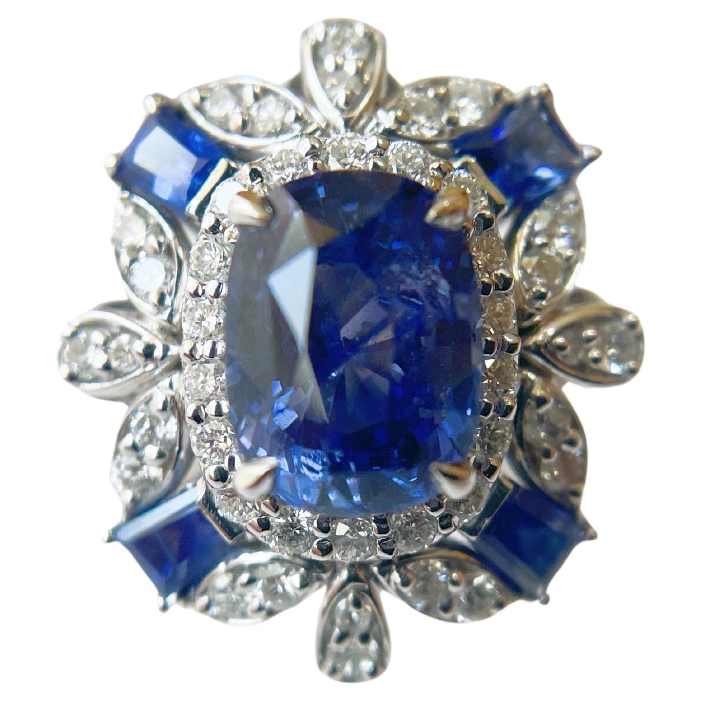 Ring und Anhänger mit natürlichem kornblumenblauem Saphir aus 18 Karat Weißgold und Diamanten im Angebot