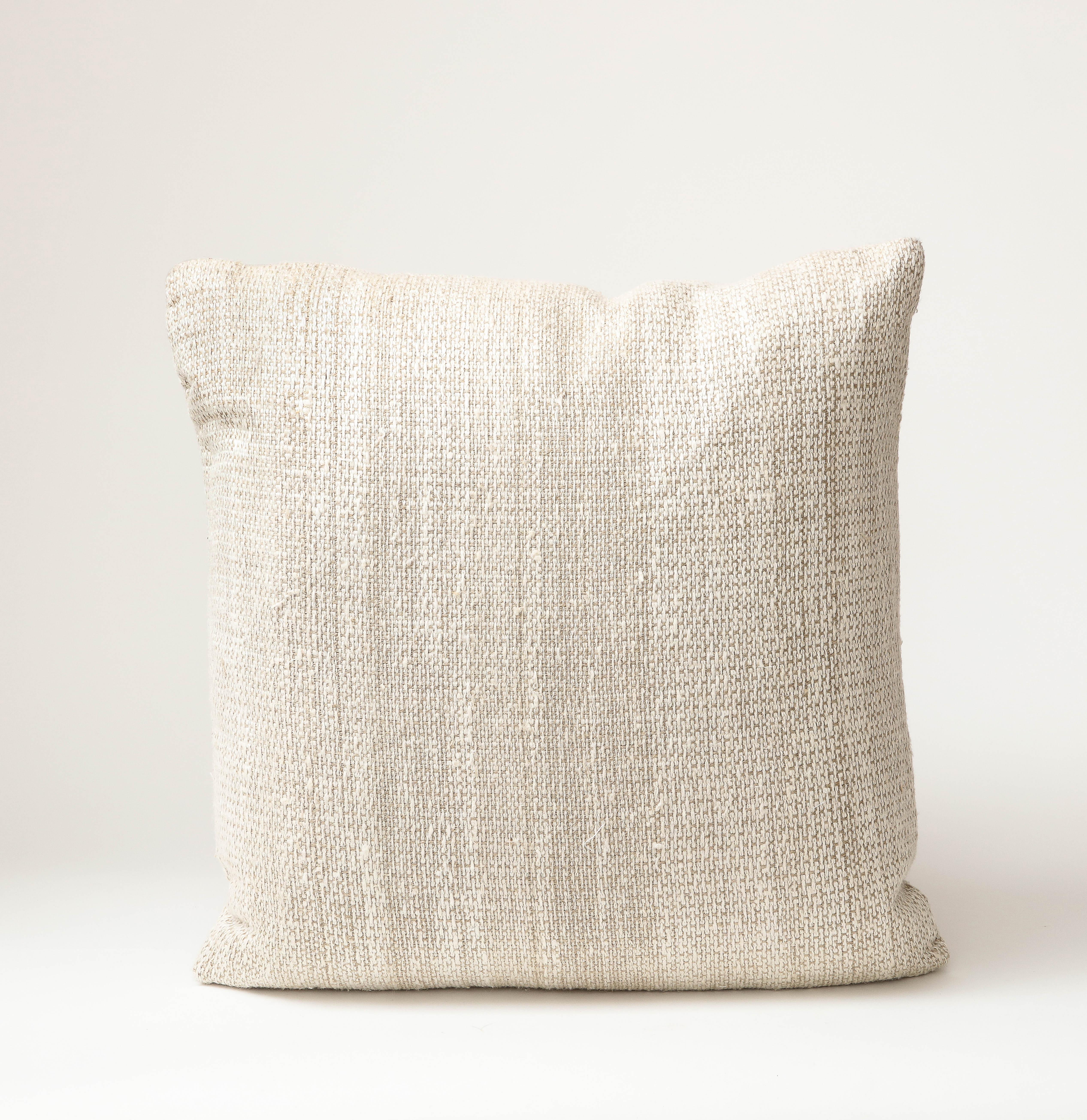 Américain Coussin carré tissé crème naturelle de 21 pouces, deux disponibles en vente