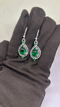 Pendientes con diamante natural y esmeralda sintética en oro de 14k