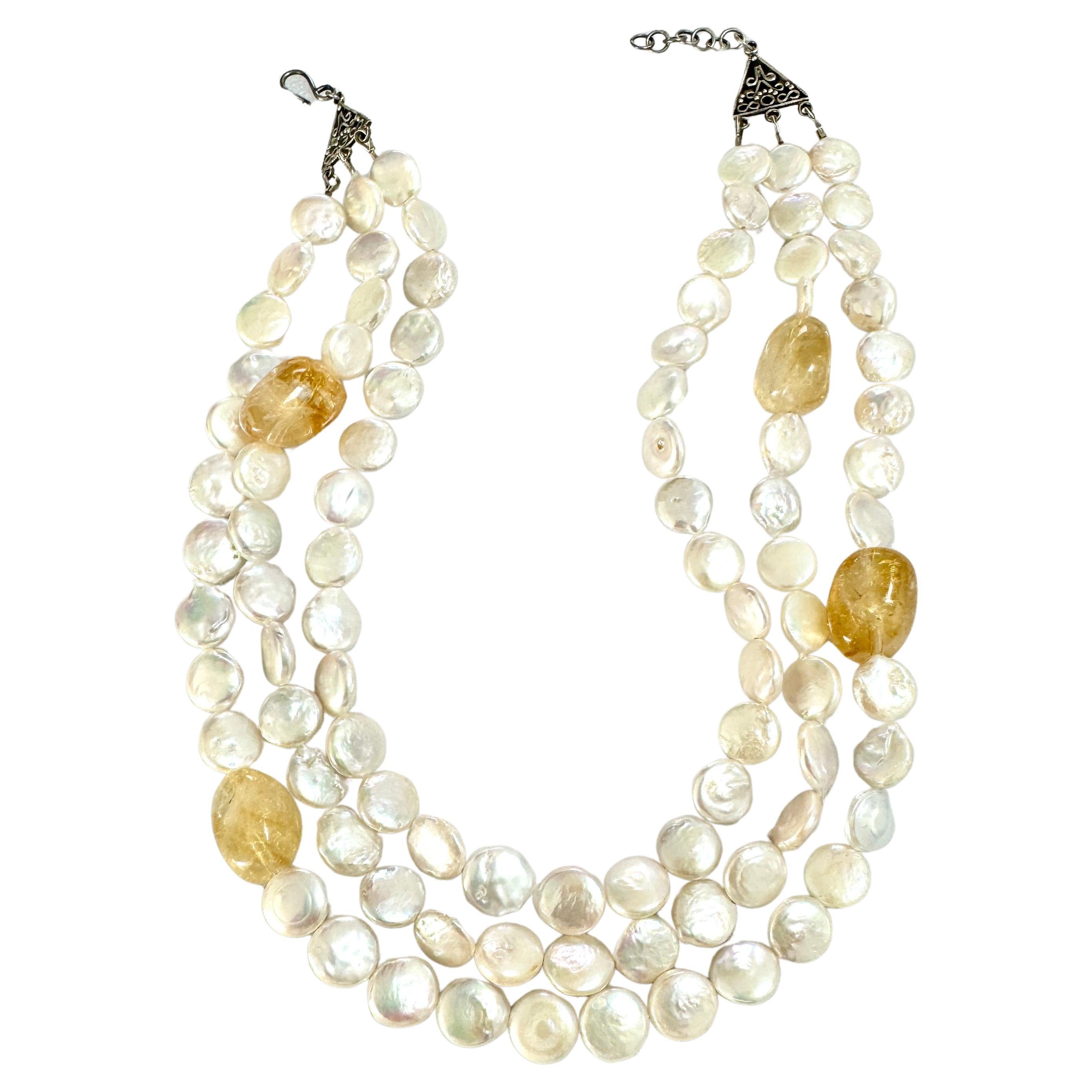  Collier de perles de culture d'eau douce en forme de pièces de monnaie, citrine et quartz Naturel 
Collier à trois brins avec des perles d'eau douce et des perles de quartz citrine, fermoir en argent. Le brin le plus court est d'environ 16