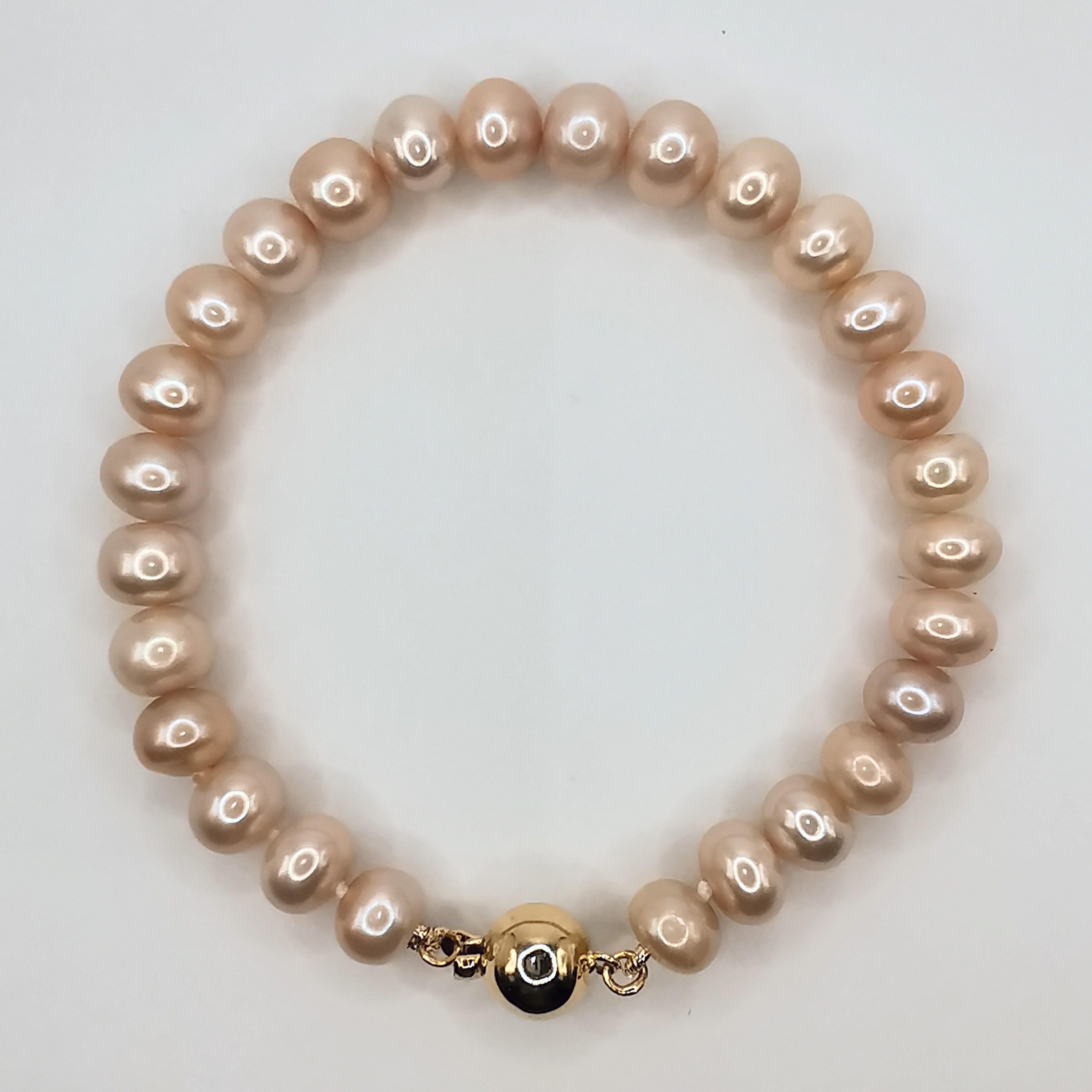 Cet élégant bracelet est composé d'un rang de perles roses naturelles de culture, chacune étant sélectionnée à la main pour son lustre et sa couleur uniques. Mesurant 7 pouces de long, les perles mesurent entre 7 et 8 mm, ce qui donne au bracelet un