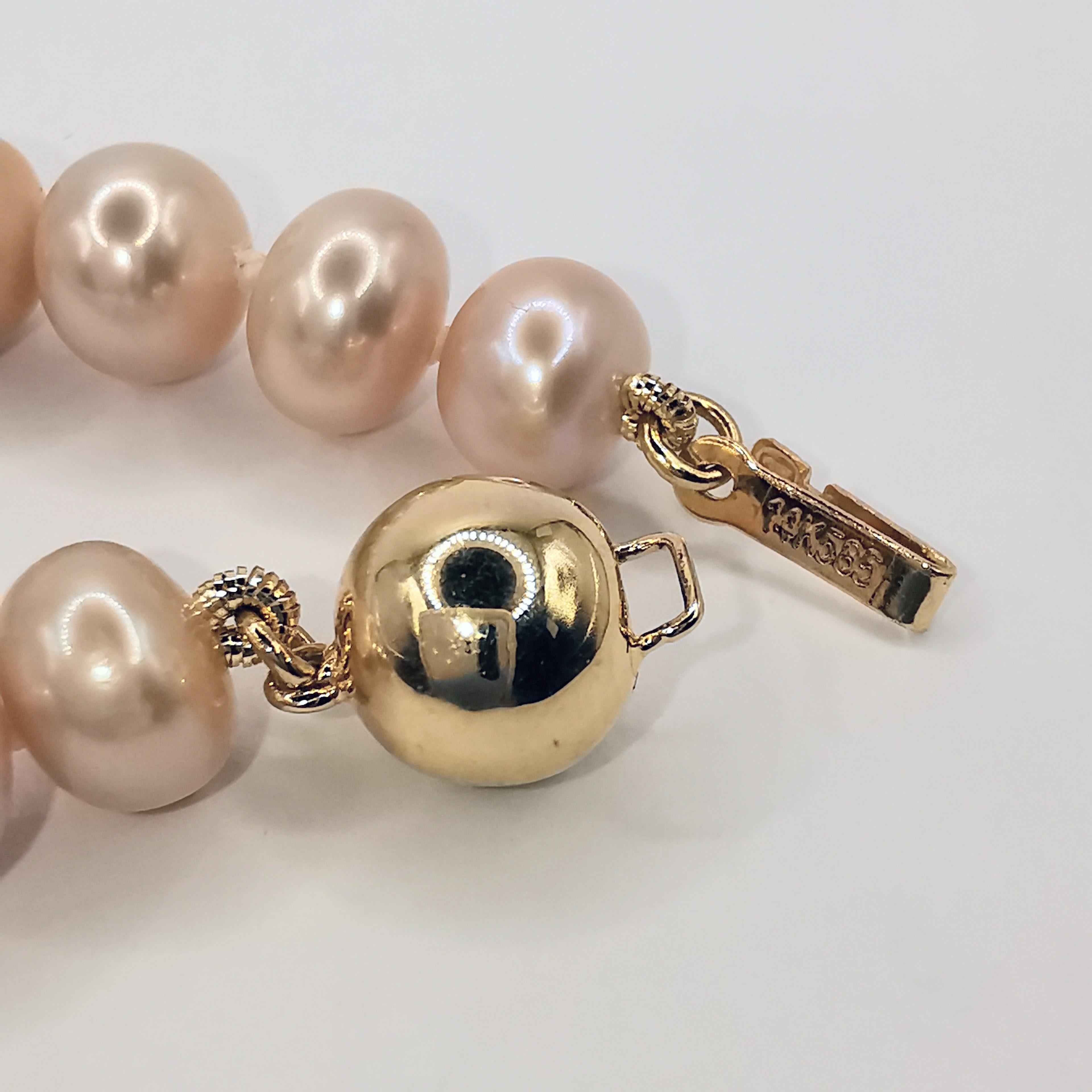 Contemporain Bracelet de perles de culture roses naturelles avec fermoir en or jaune 14 carats