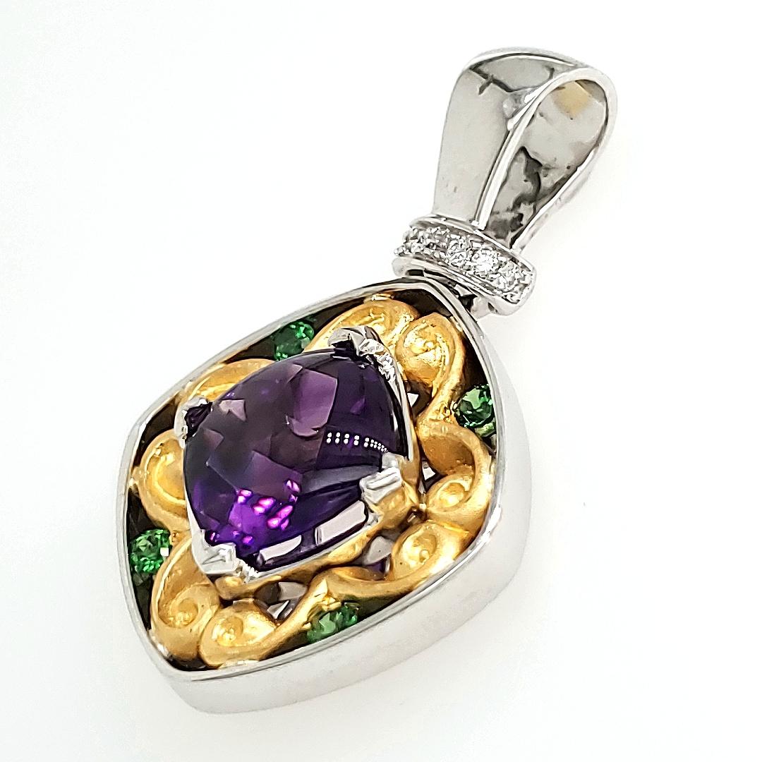 Women's Natural Cushion Cut Amethyst Cts 2.20 and Round Tsavorite Cts 0.22 Diamond Penda For Sale