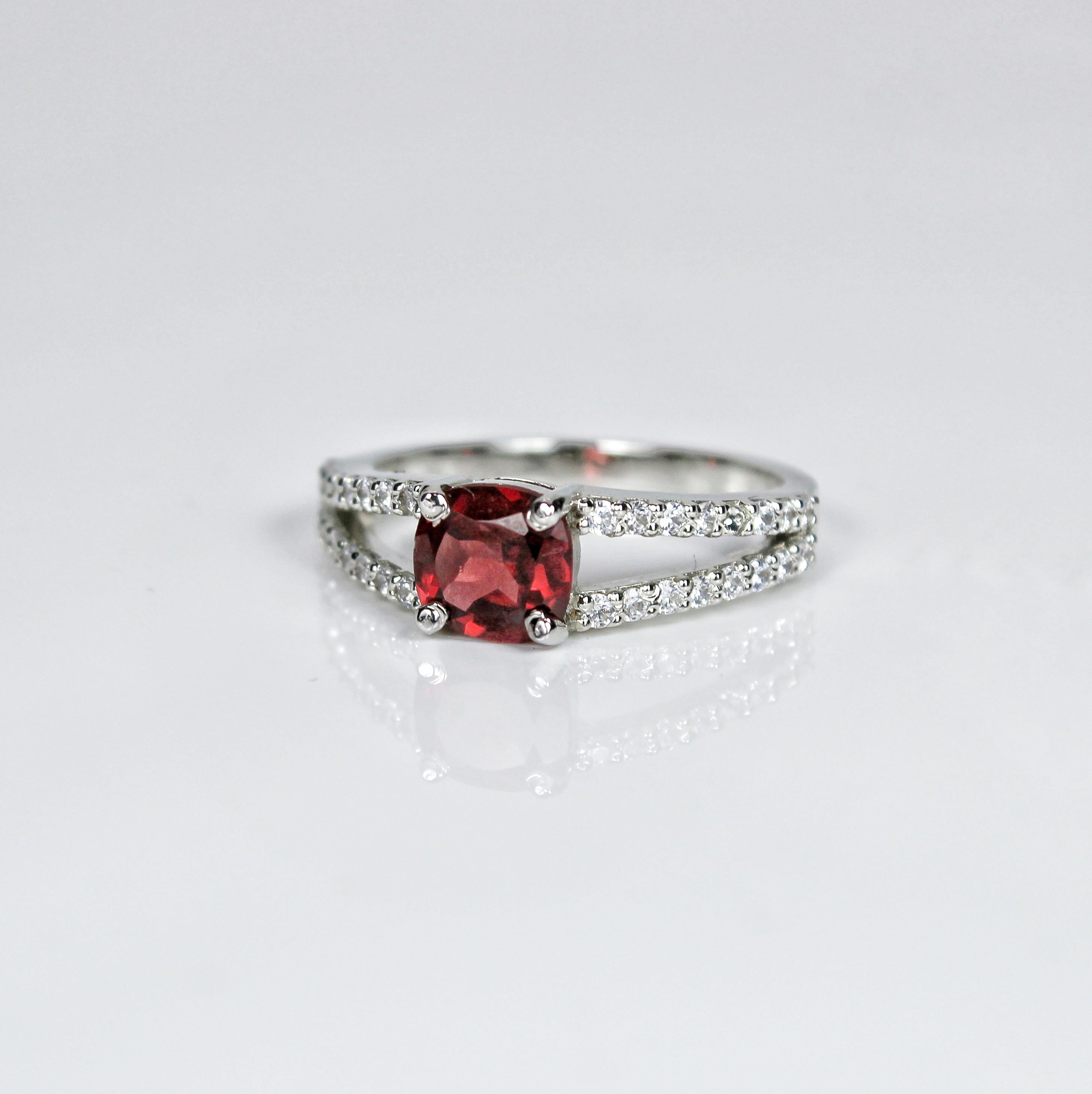 Natural Cushion Cut Garnet Ring In New Condition For Sale In Vadgam, GJ