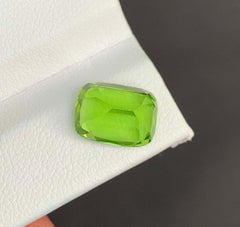 Péridot naturel taillé en coussin : Pierre de naissance du mois d'août, Pakistan 4.68 carats