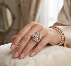 Anello da cocktail con diamante giallo e diamante bianco taglio cuscino naturale in oro 18 carati