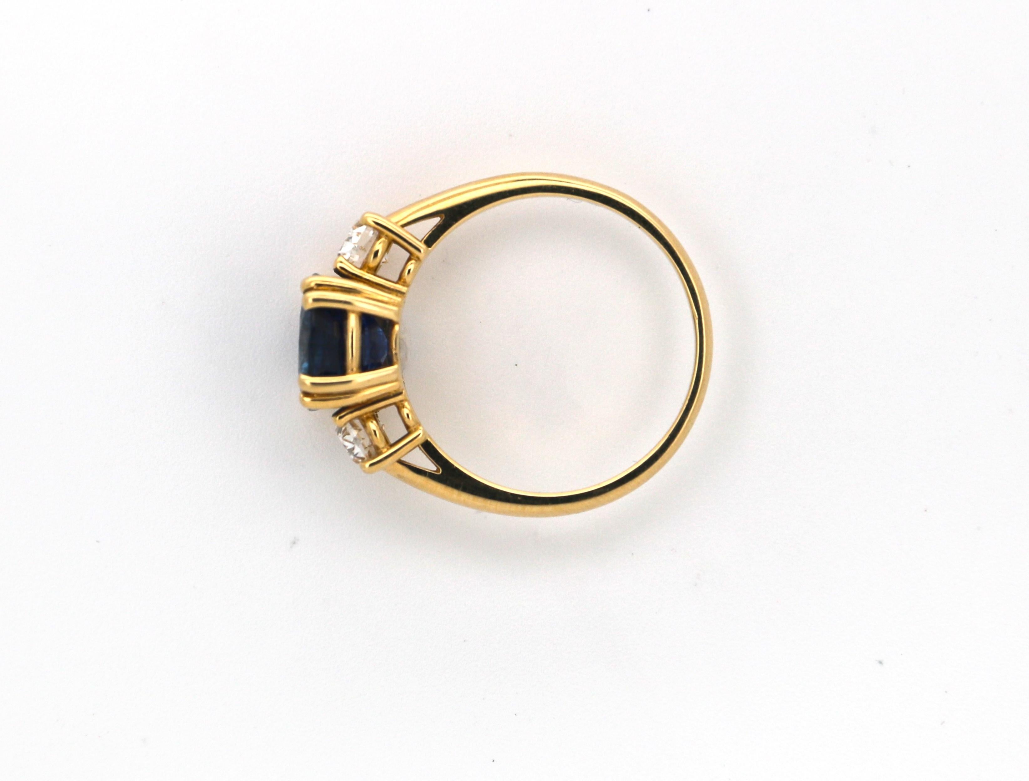 Ring mit natürlichem Kissen aus Saphir und ovalem Diamant mit drei Steinen (Moderne) im Angebot