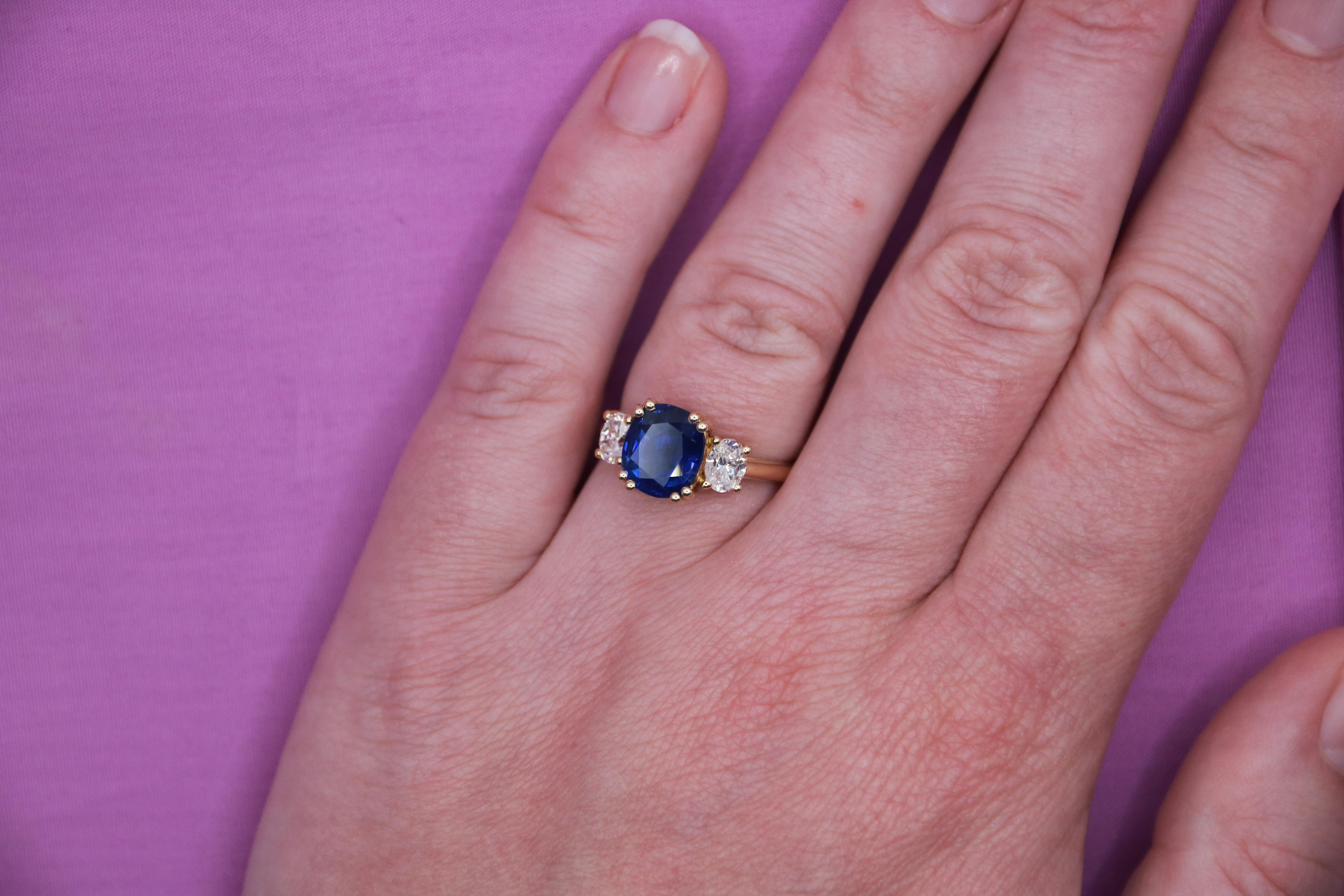 Ring mit natürlichem Kissen aus Saphir und ovalem Diamant mit drei Steinen (Ovalschliff) im Angebot