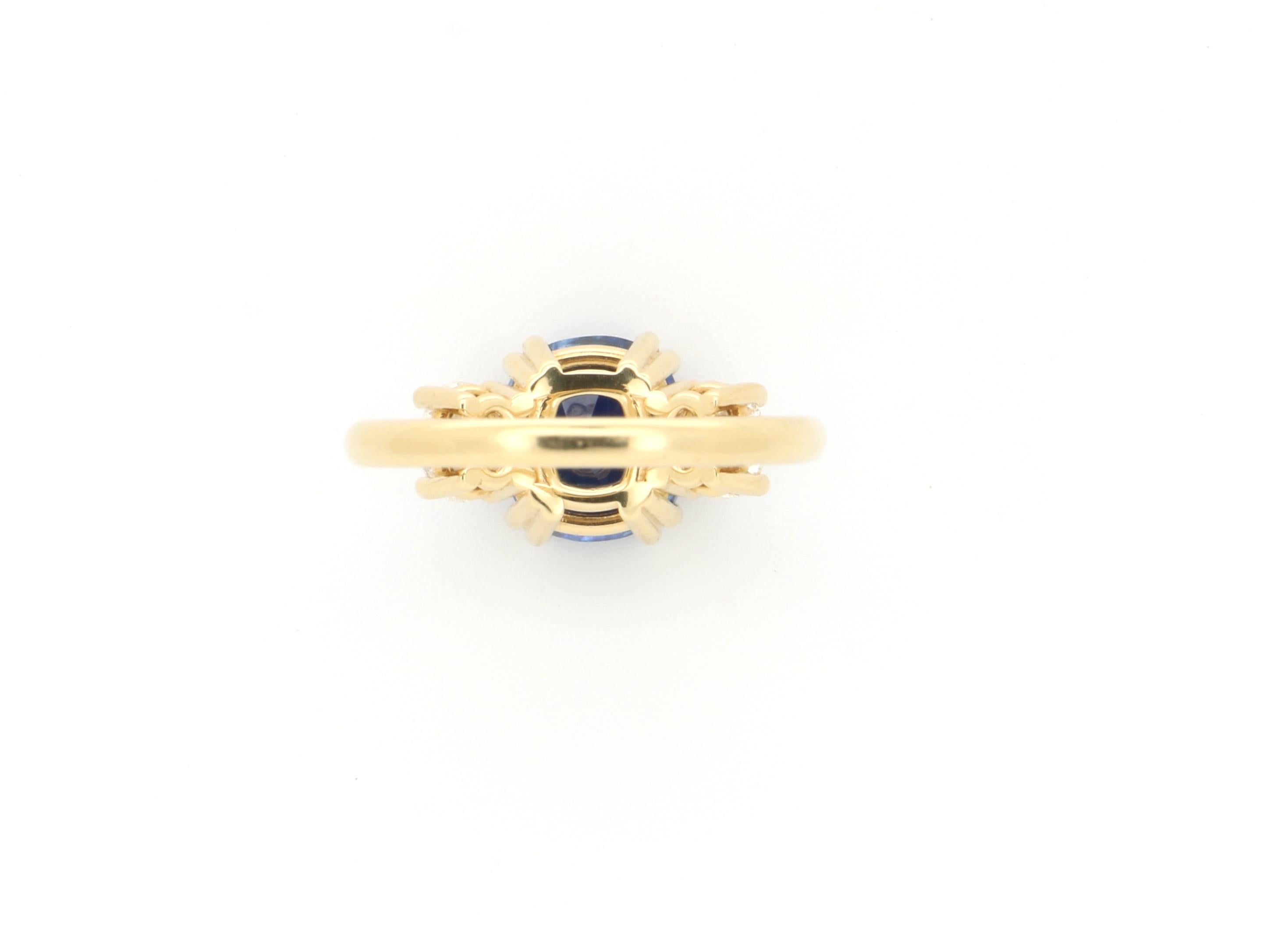 Ring mit natürlichem Kissen aus Saphir und ovalem Diamant mit drei Steinen Herren im Angebot