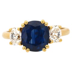 Ring mit natürlichem Kissen aus Saphir und ovalem Diamant mit drei Steinen