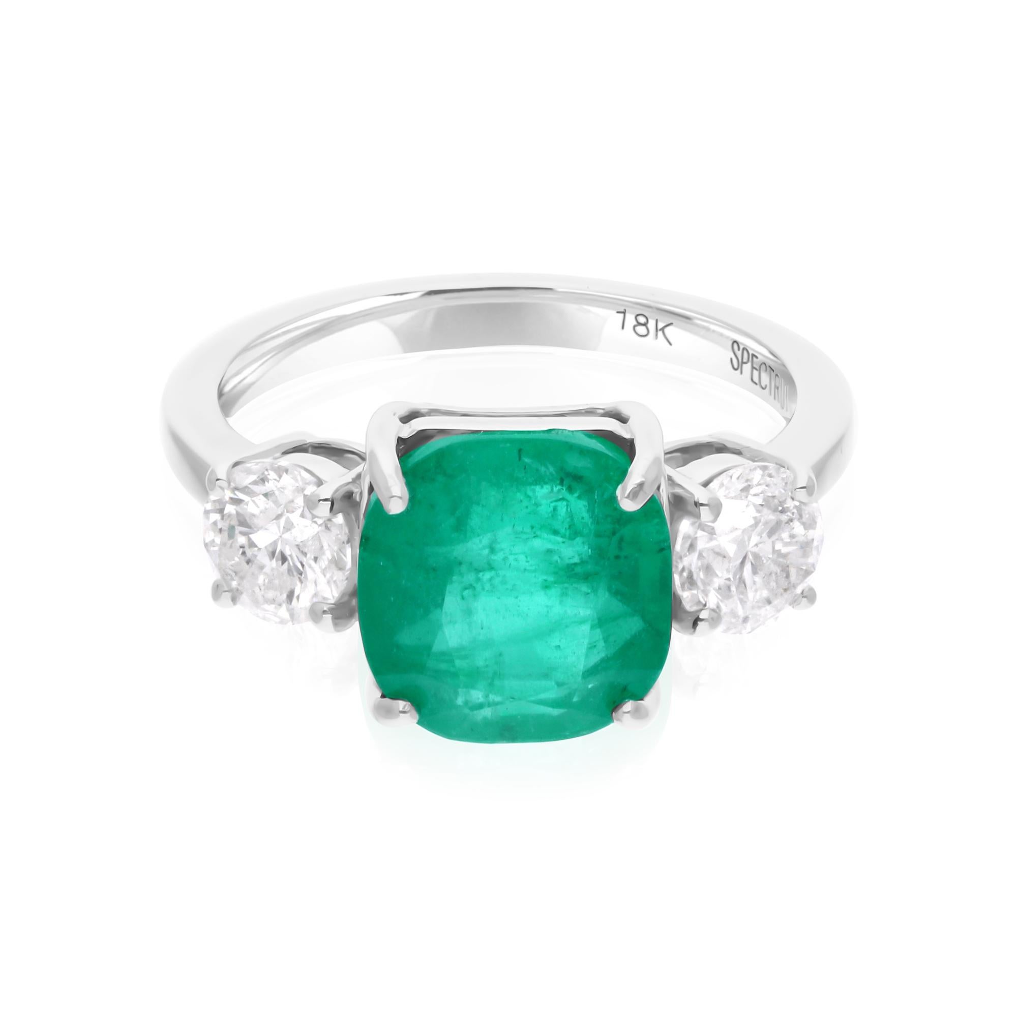 Im Angebot: Natürlicher kugelförmiger sambischer Smaragd-Diamant-Drei-Stein-Ring 14 Karat Weißgold () 4