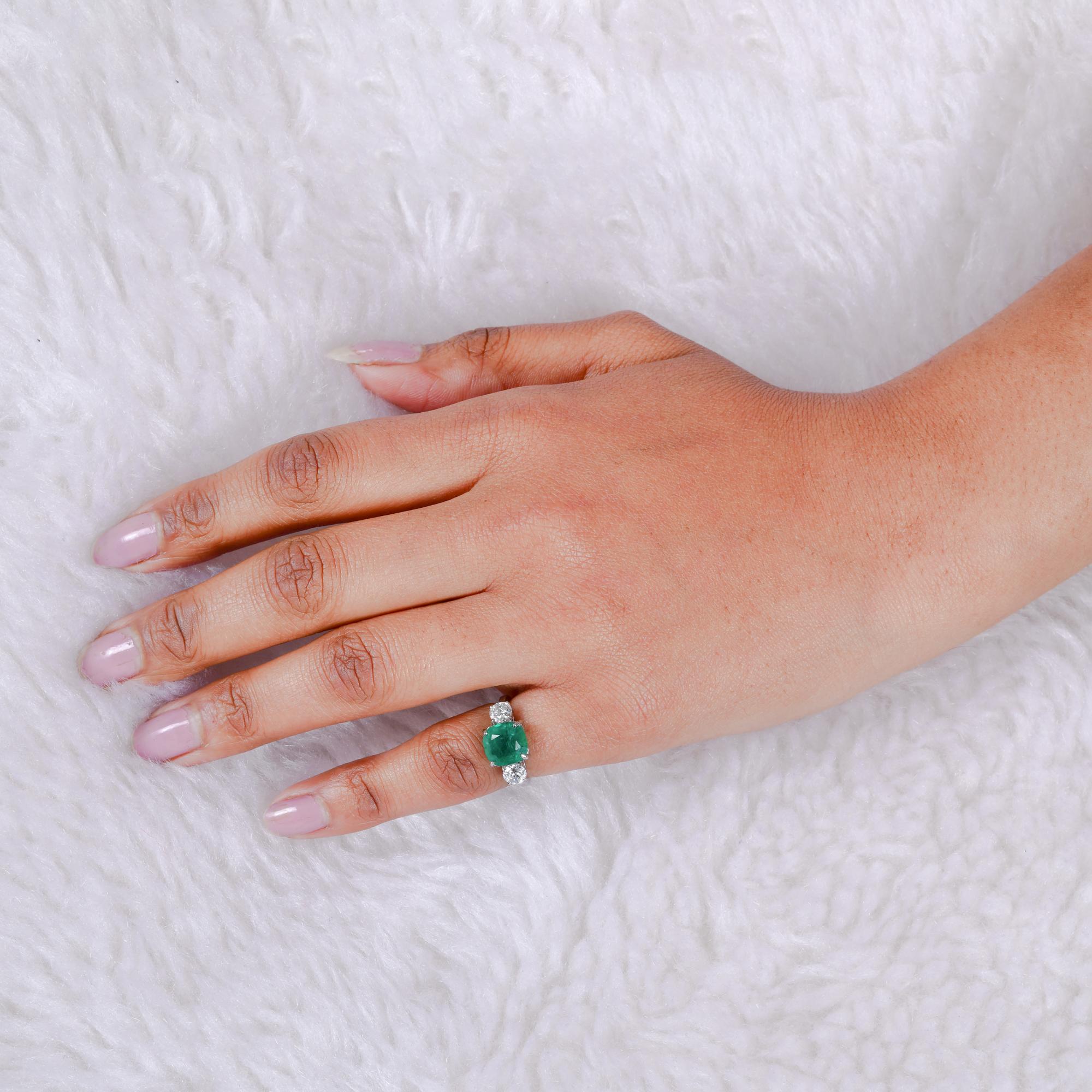 Im Angebot: Natürlicher kugelförmiger sambischer Smaragd-Diamant-Drei-Stein-Ring 14 Karat Weißgold () 5