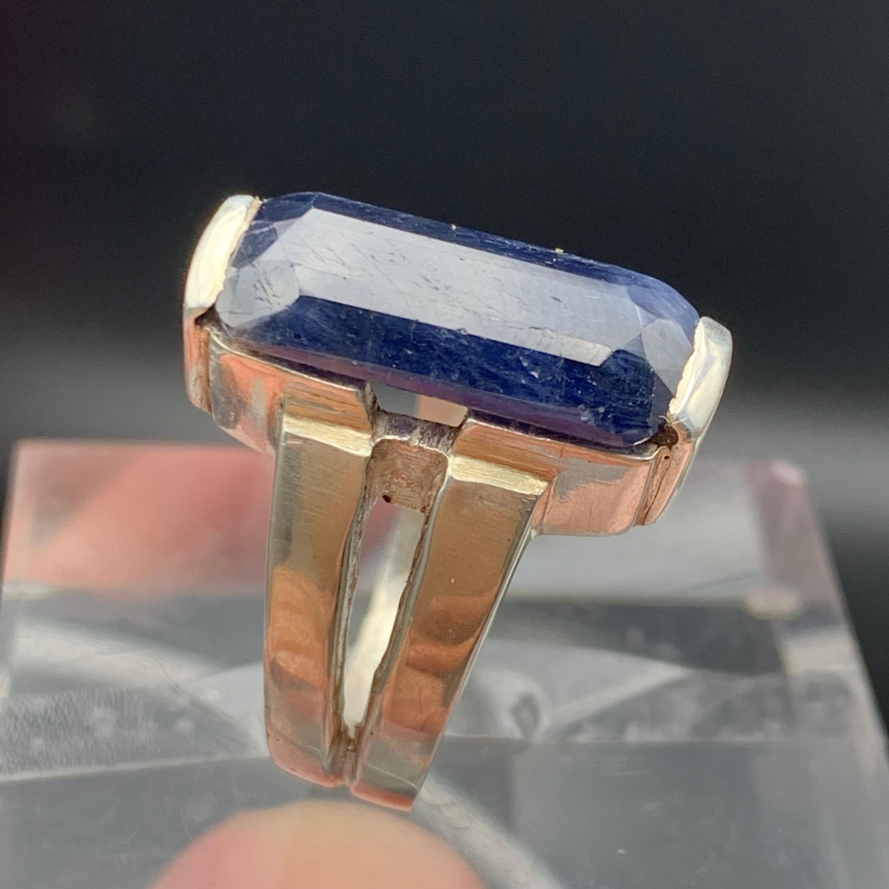 Anello cocktail con zaffiro blu scuro Nature in argento 925 - Taglio smeraldo in vendita 5