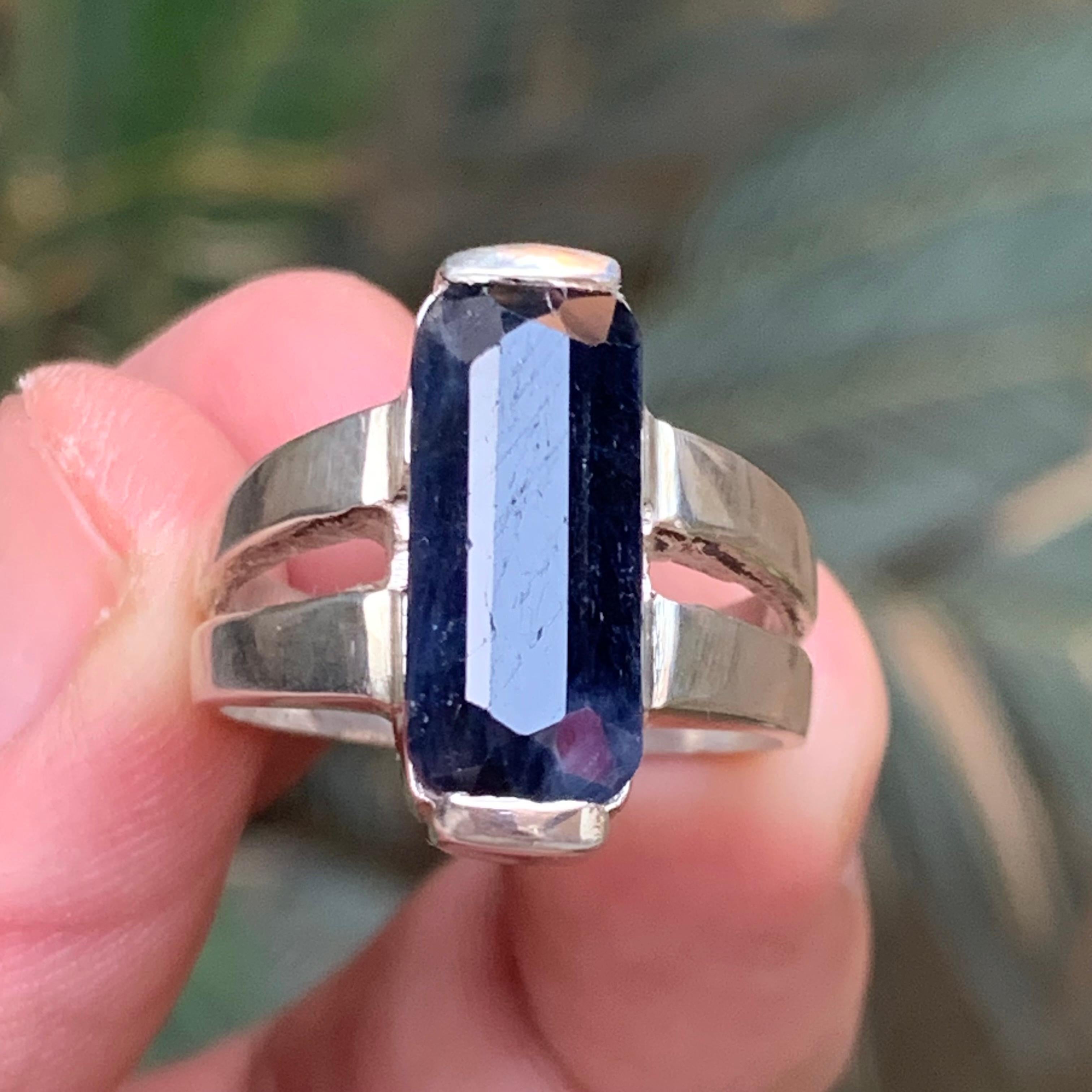 Anello cocktail con zaffiro blu scuro Nature in argento 925 - Taglio smeraldo in vendita 7