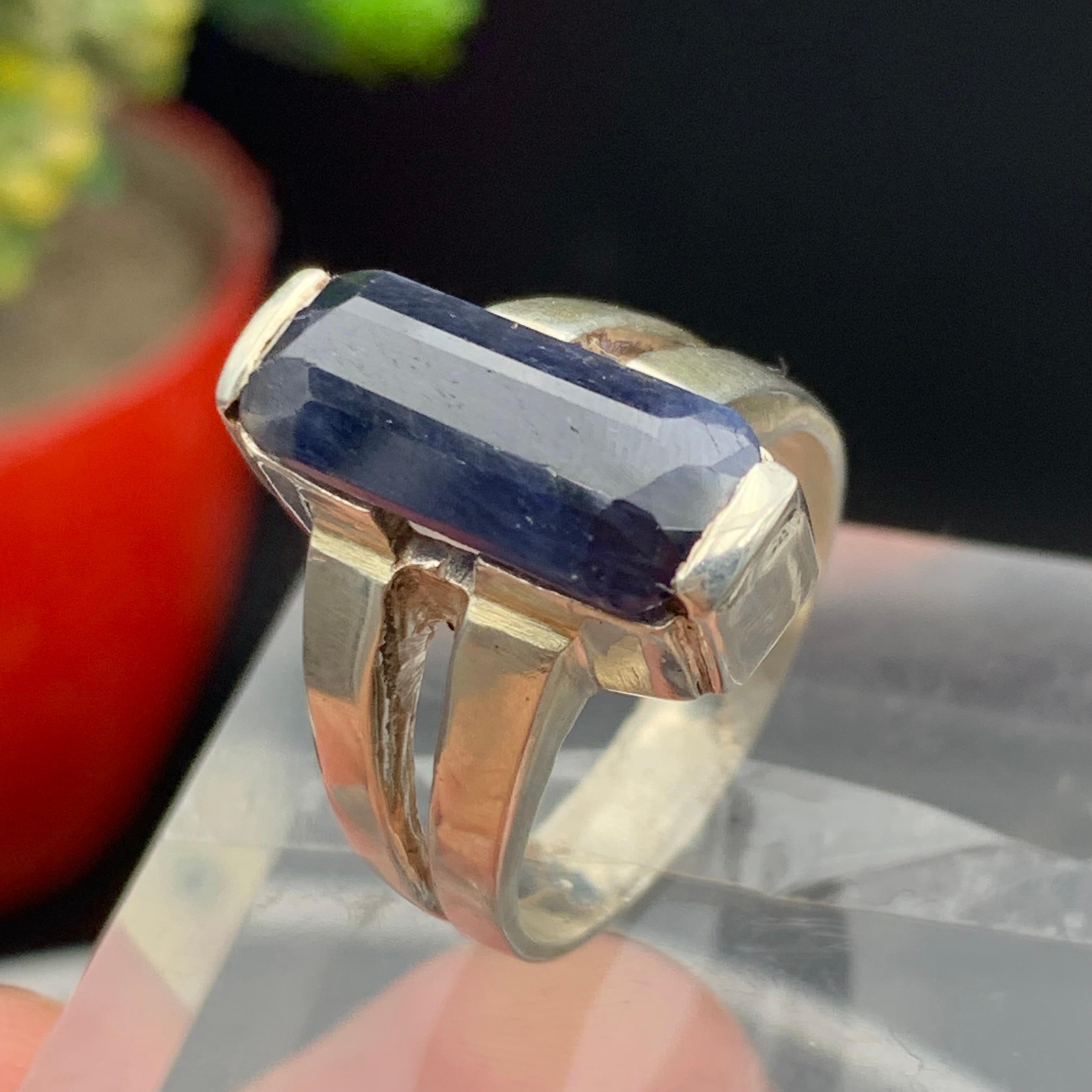 Anello cocktail con zaffiro blu scuro Nature in argento 925 - Taglio smeraldo in vendita 8
