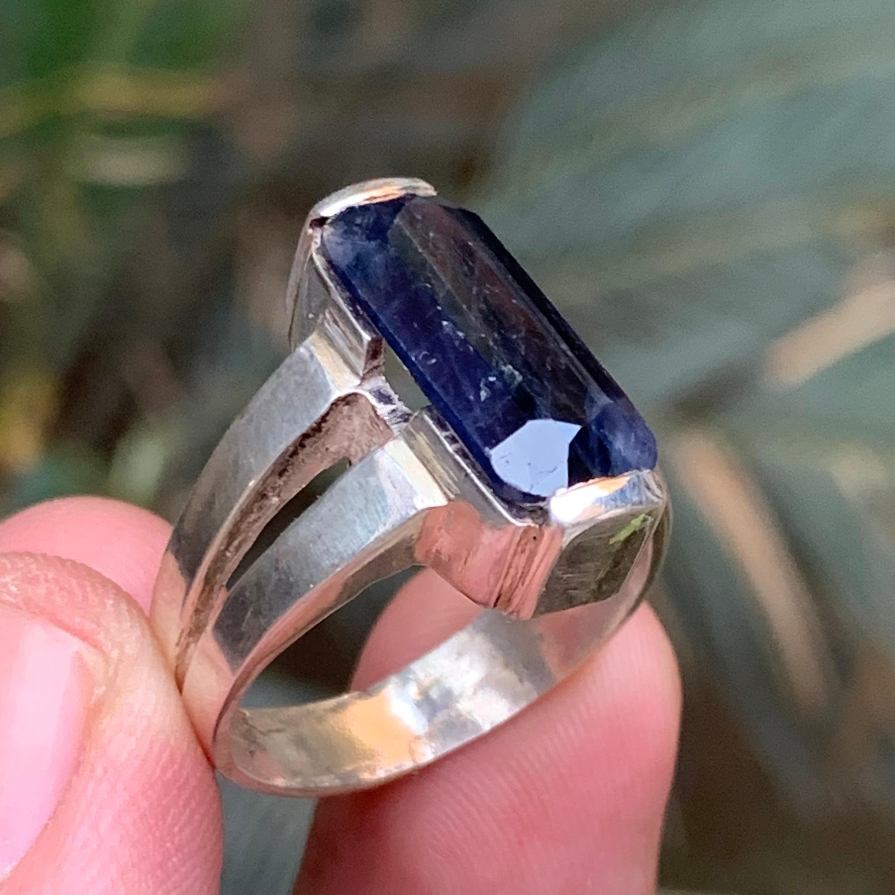 Anello cocktail con zaffiro blu scuro Nature in argento 925 - Taglio smeraldo in vendita 9