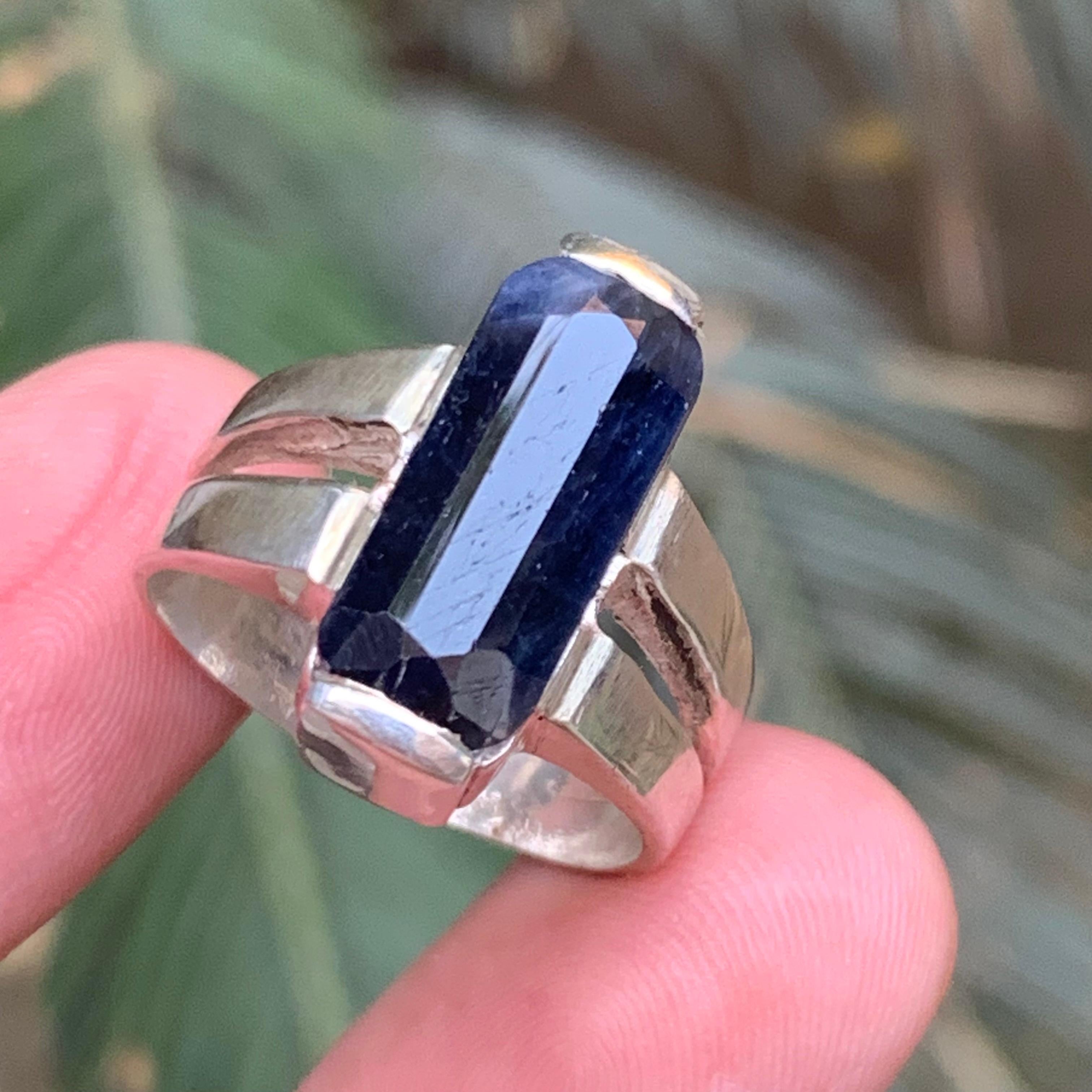 Anello da cocktail fatto a mano con zaffiro blu scuro Nature in argento 925 - Taglio smeraldo allungato dallo Sri Lanka!!!

💎 TIPO DI GEMMA: Zaffiro 
⚖️  PESO DELL'ANELLO: 10,26 grammi
💍  MISURA DELL'ANELLO: 10 US
FORMA E TAGLIO DELLA PIETRA: