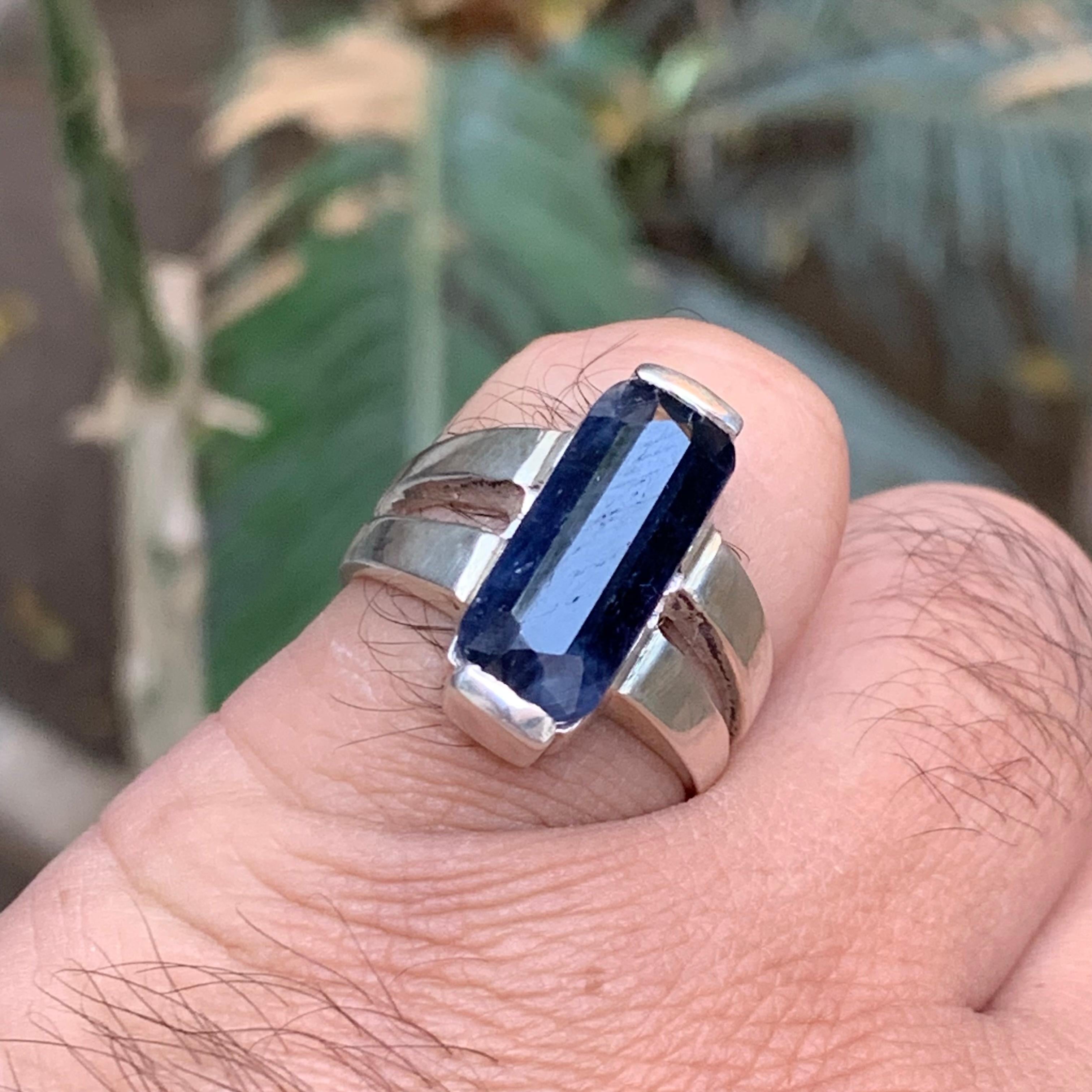 Moderno Anello cocktail con zaffiro blu scuro Nature in argento 925 - Taglio smeraldo in vendita