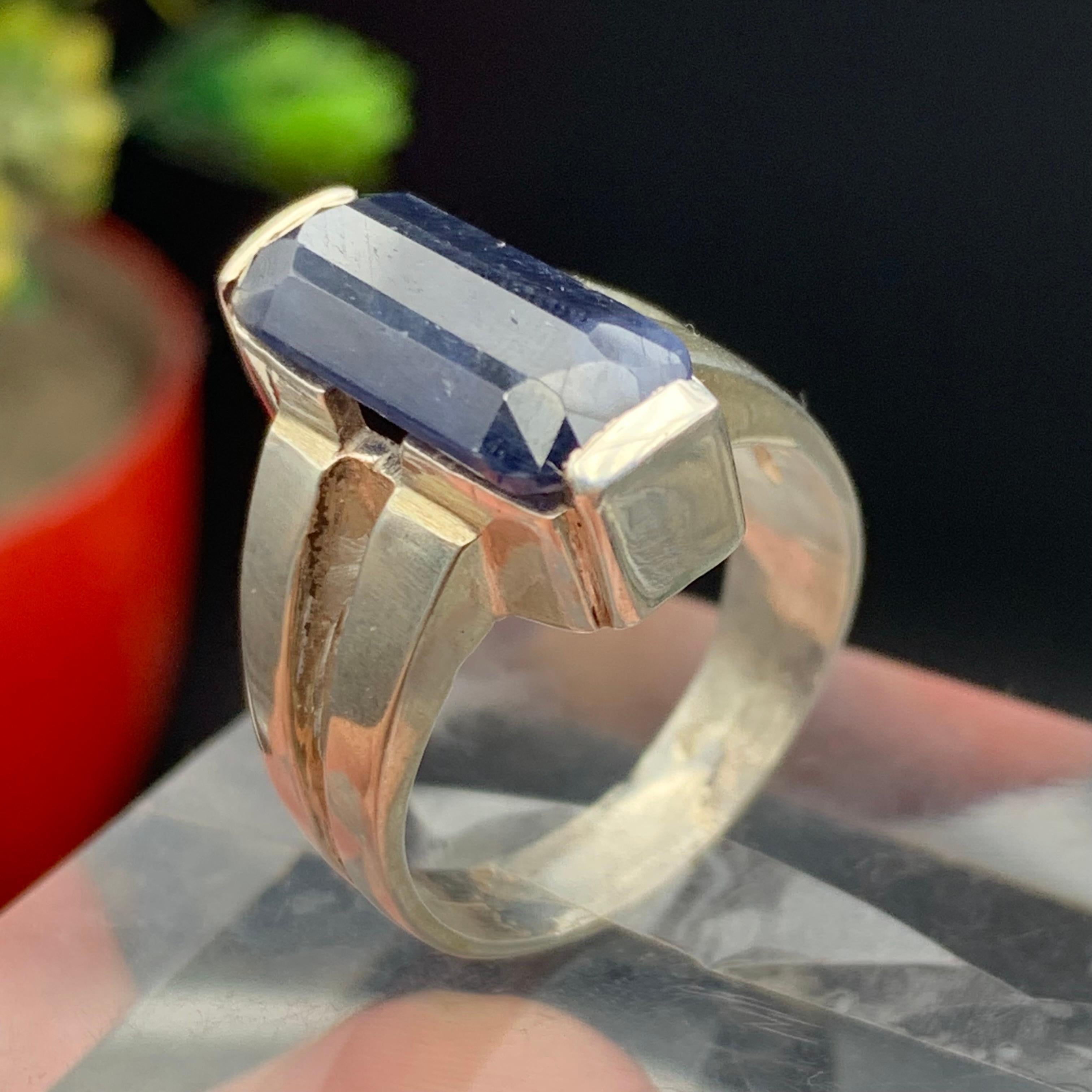 Anello cocktail con zaffiro blu scuro Nature in argento 925 - Taglio smeraldo In condizioni Nuovo in vendita a Peshawar, PK